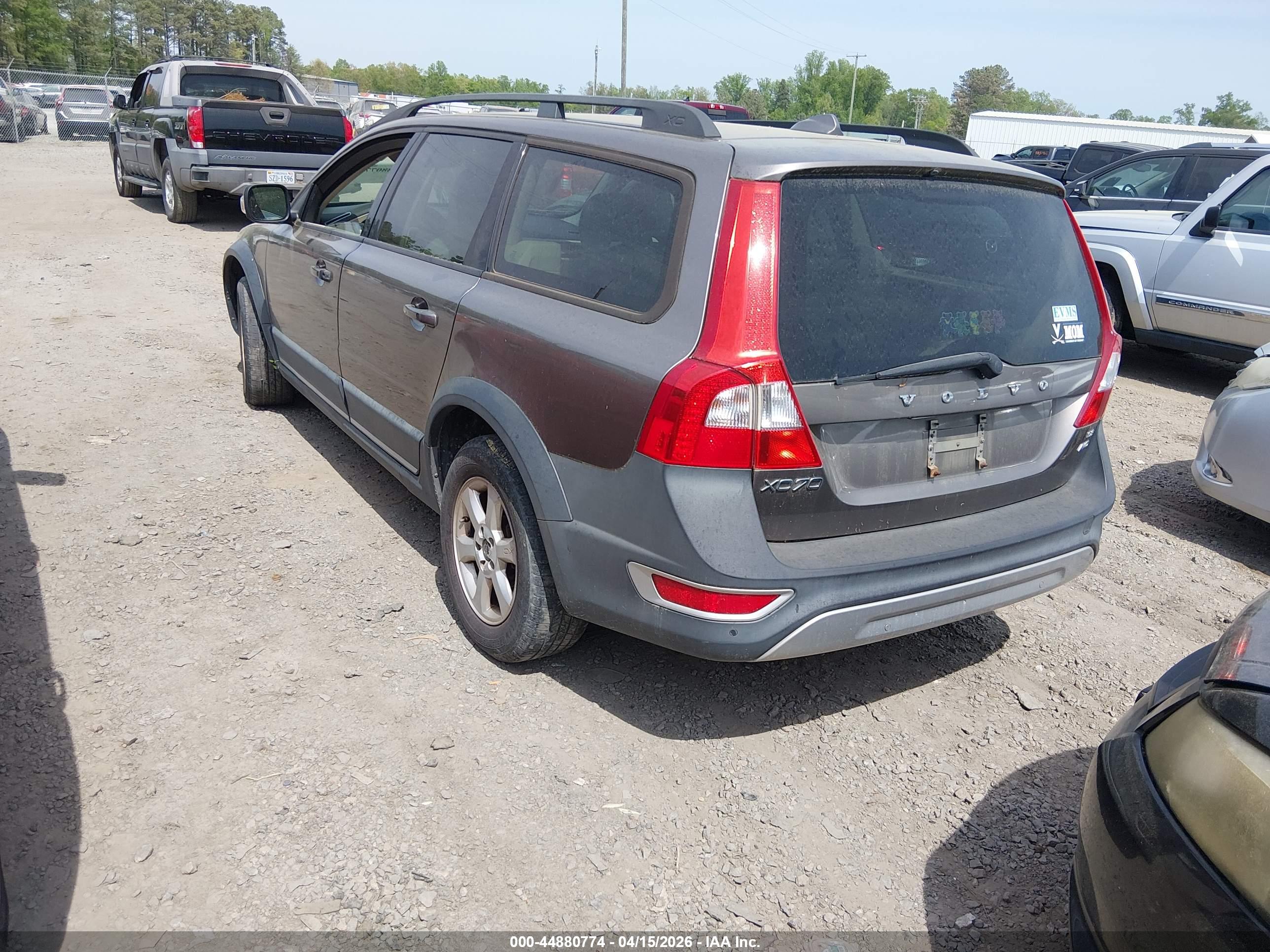 VOLVO XC70 image 3