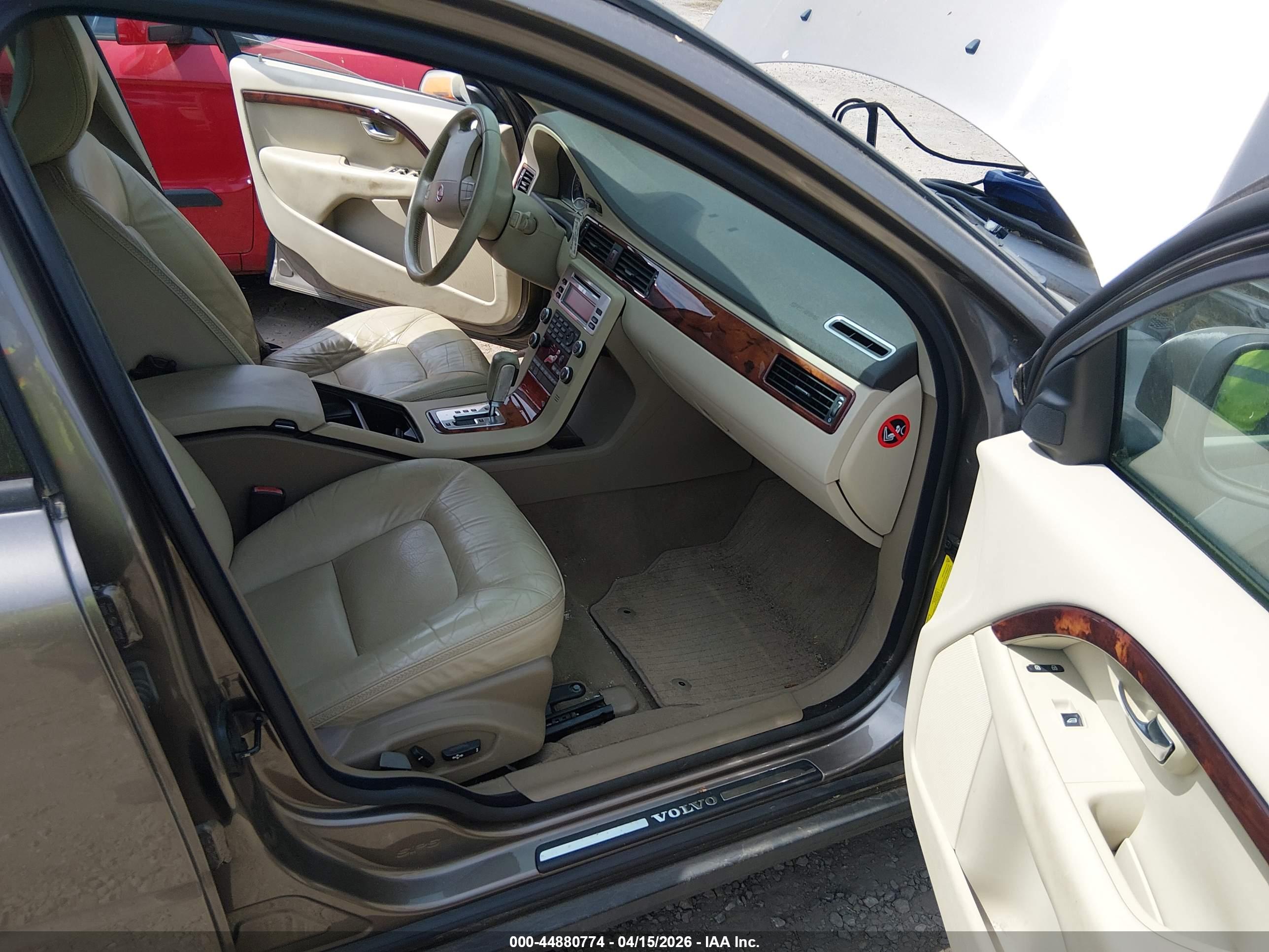 VOLVO XC70 image 5