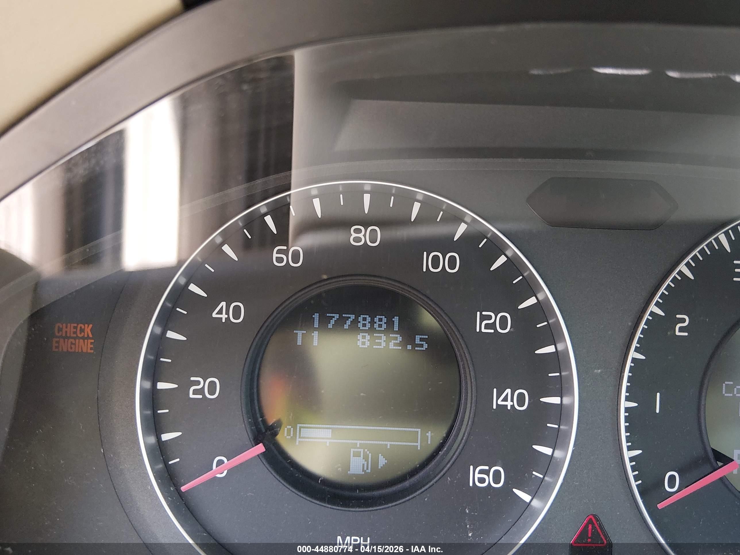VOLVO XC70 image 7