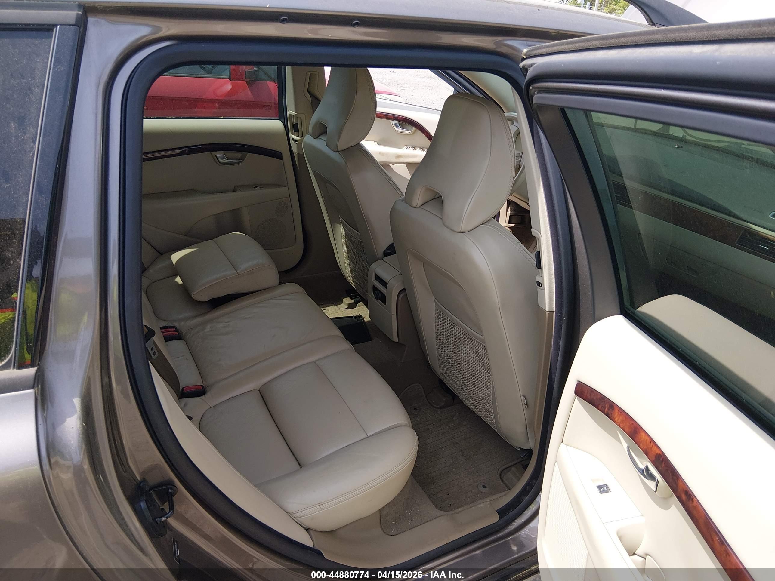 VOLVO XC70 image 8