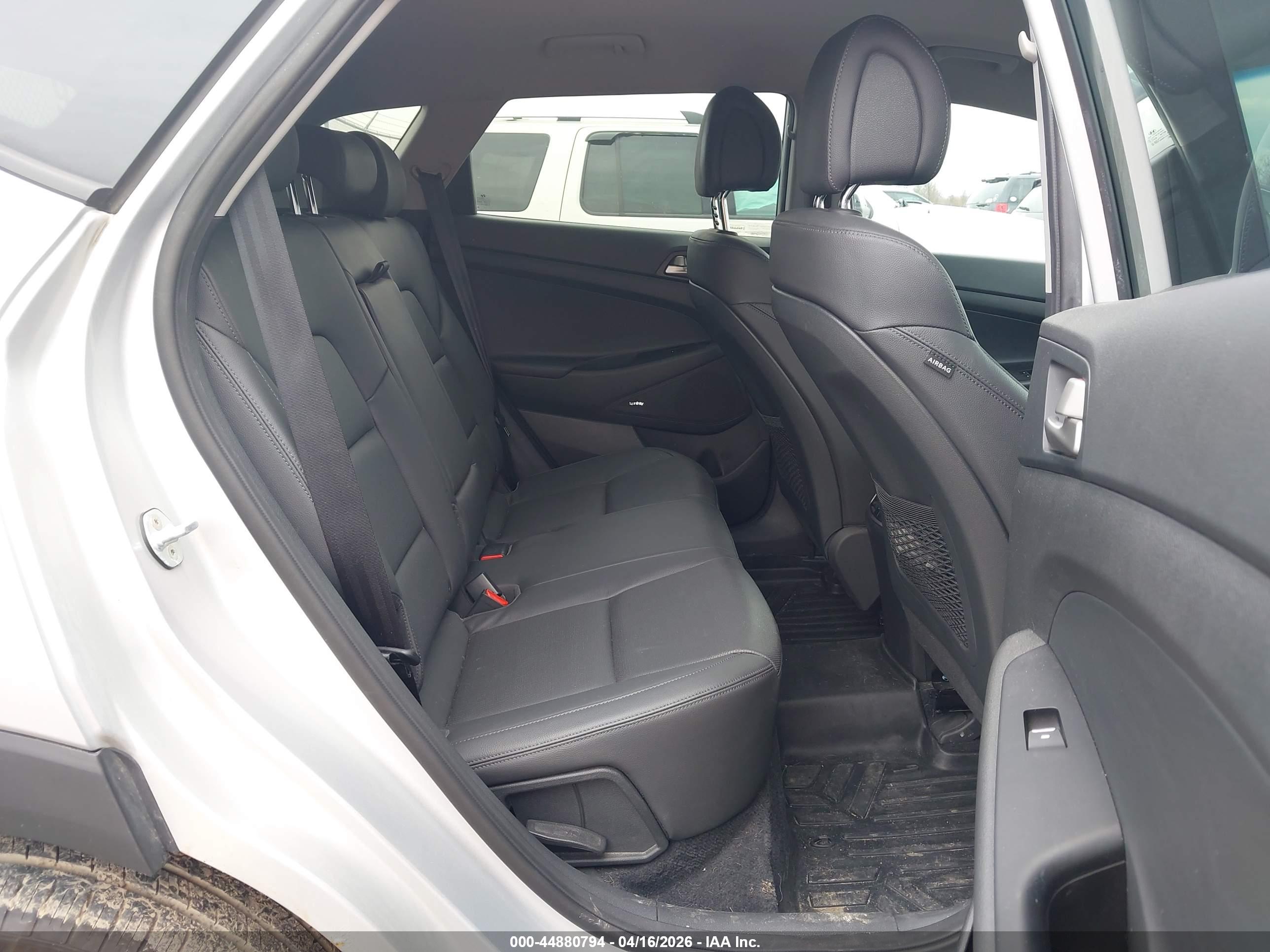 HYUNDAI TUCSON image 8
