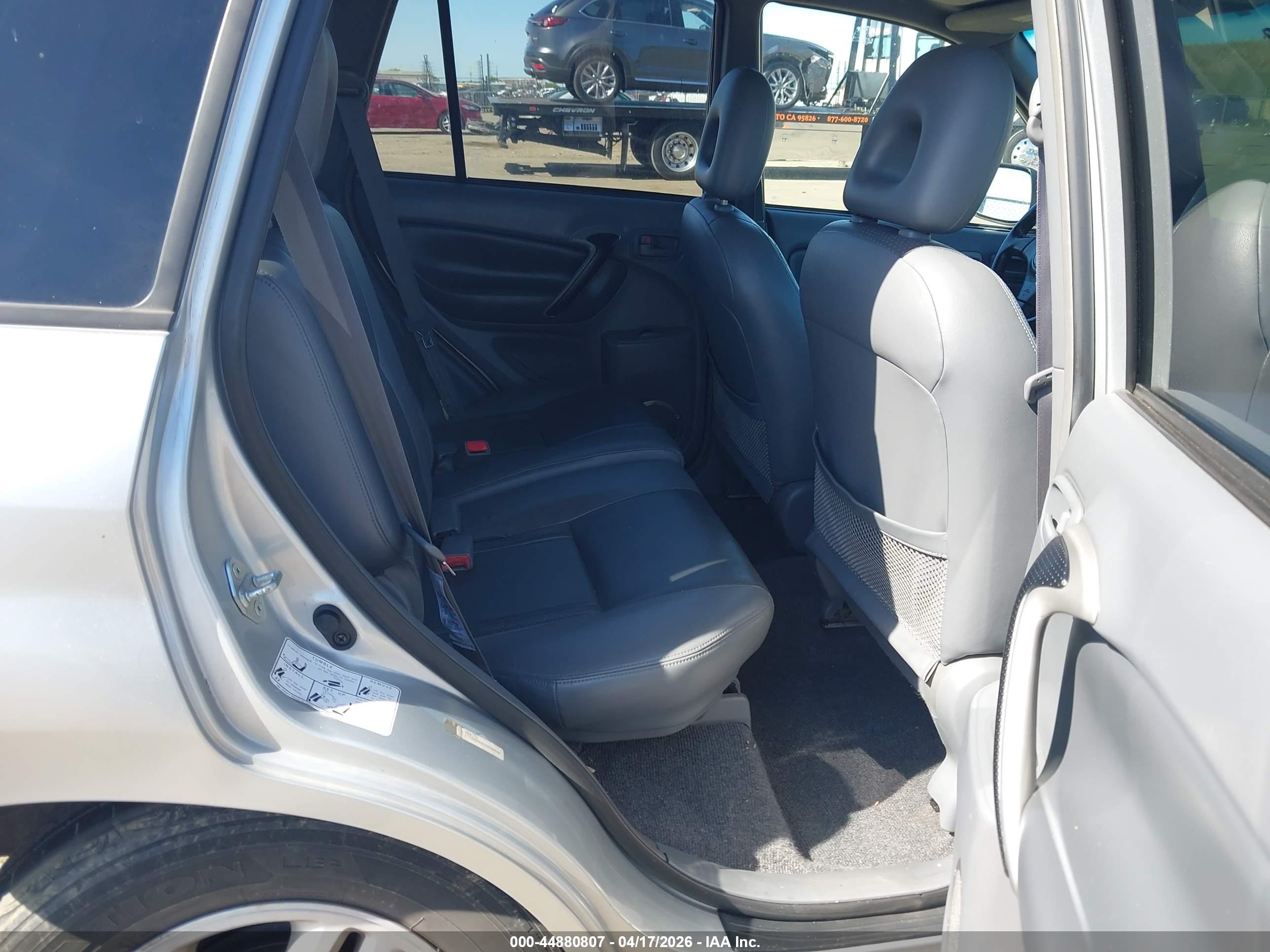TOYOTA RAV4 image 8