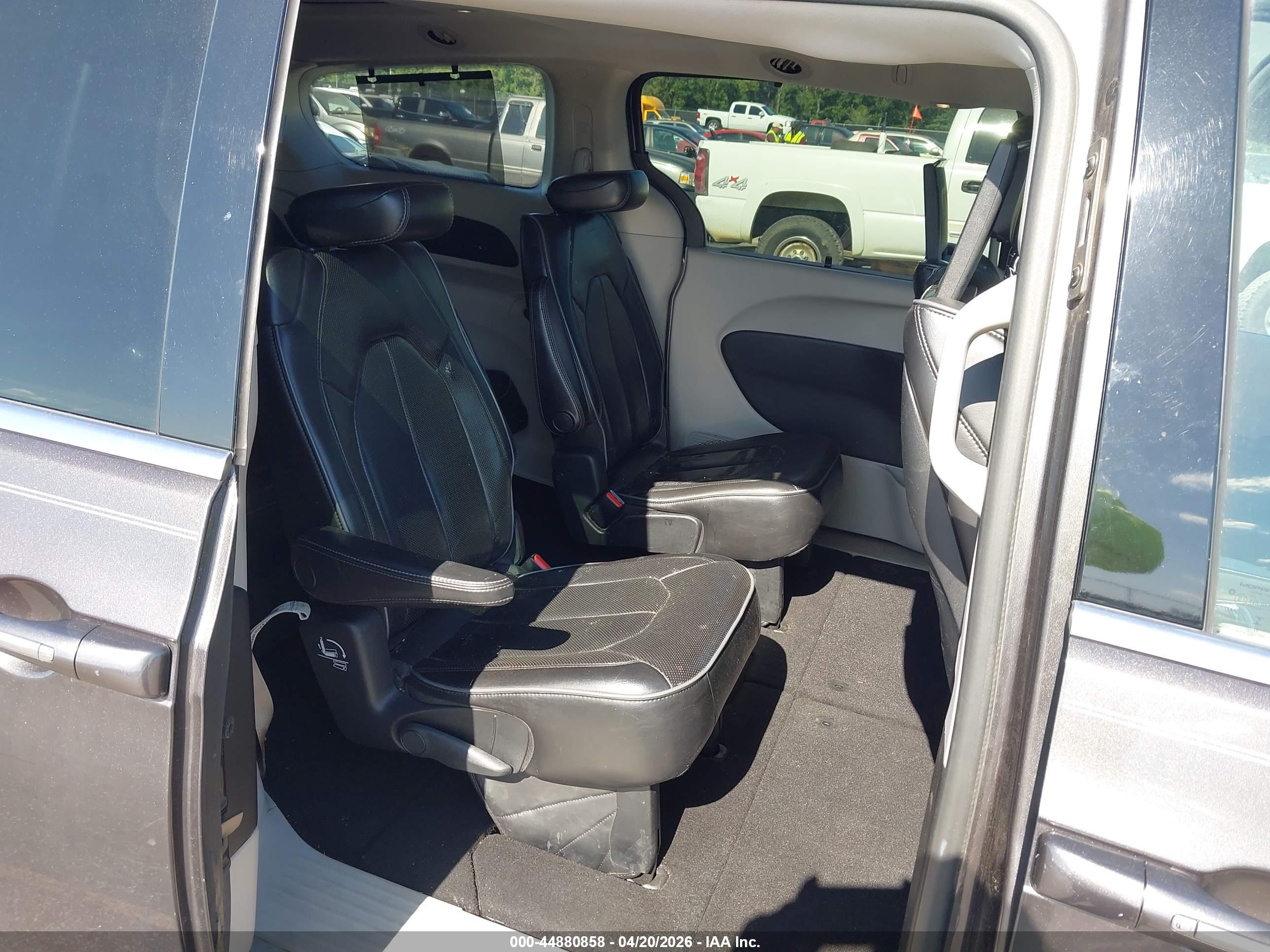 CHRYSLER PACIFICA image 8