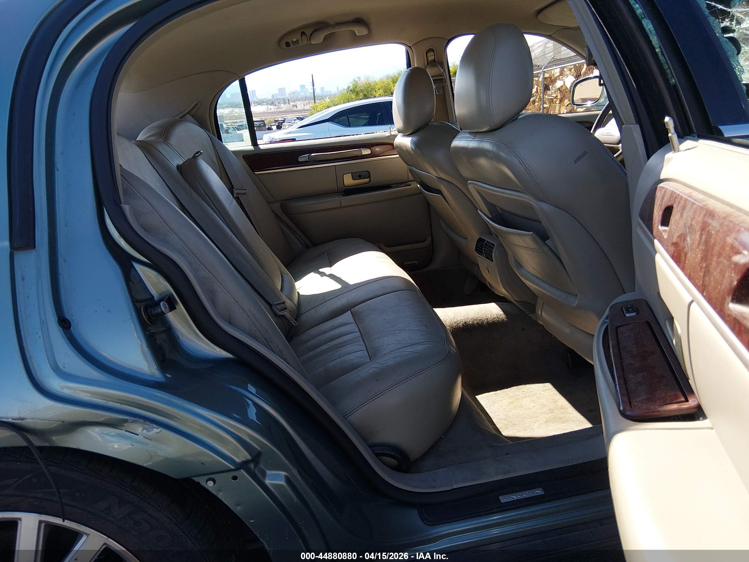 LINCOLN TOWN image 8