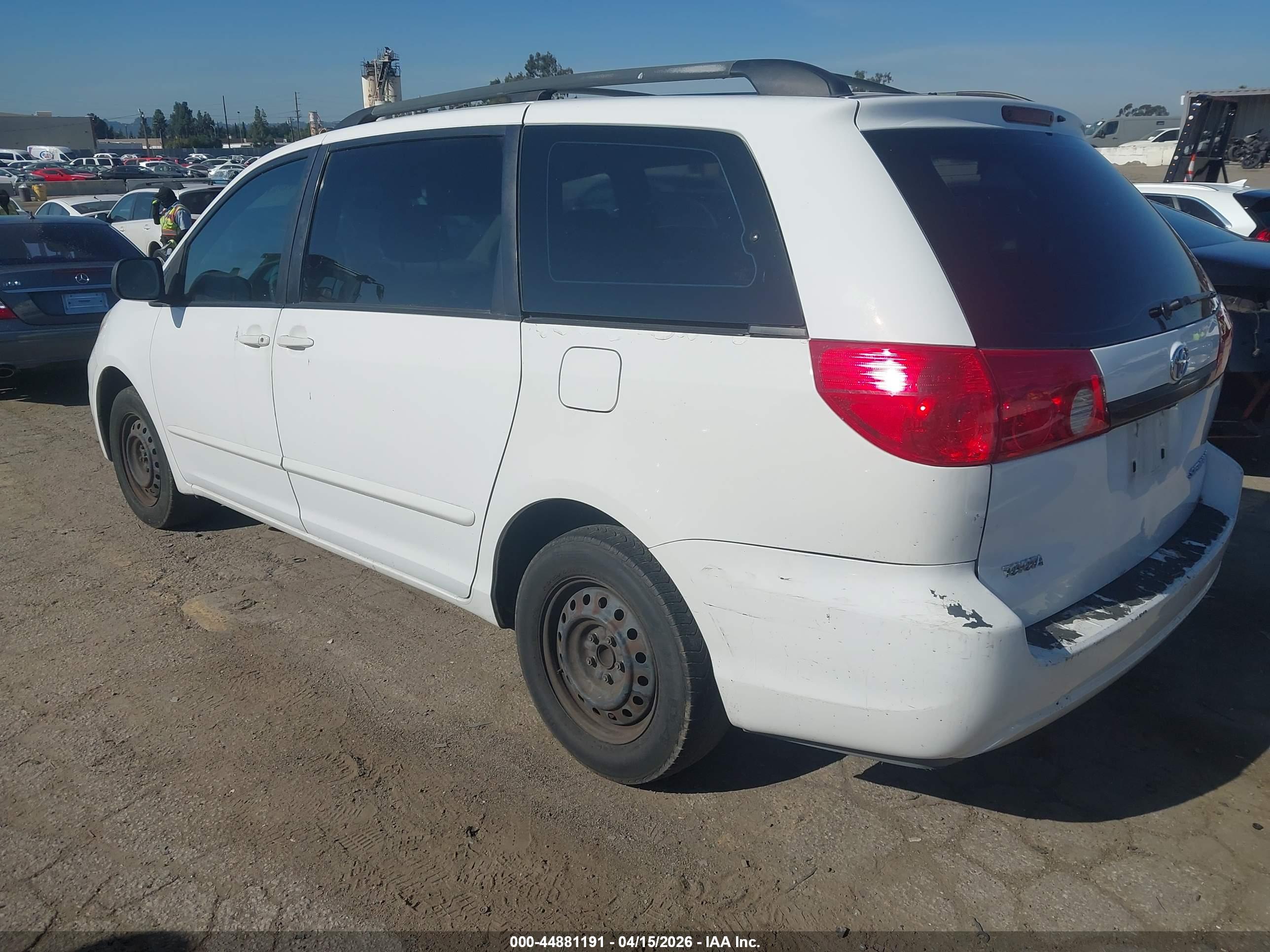 TOYOTA SIENNA image 3