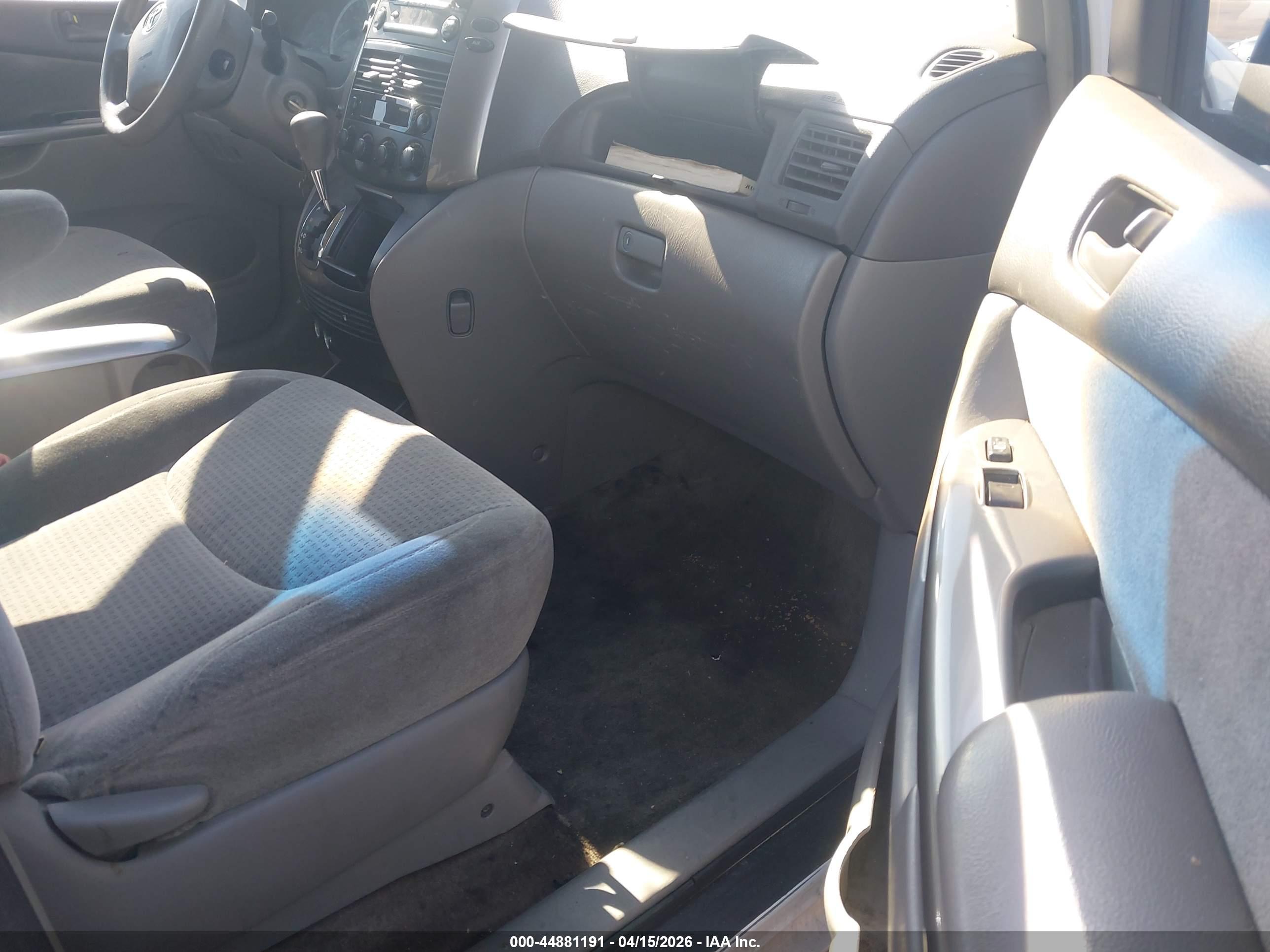TOYOTA SIENNA image 5