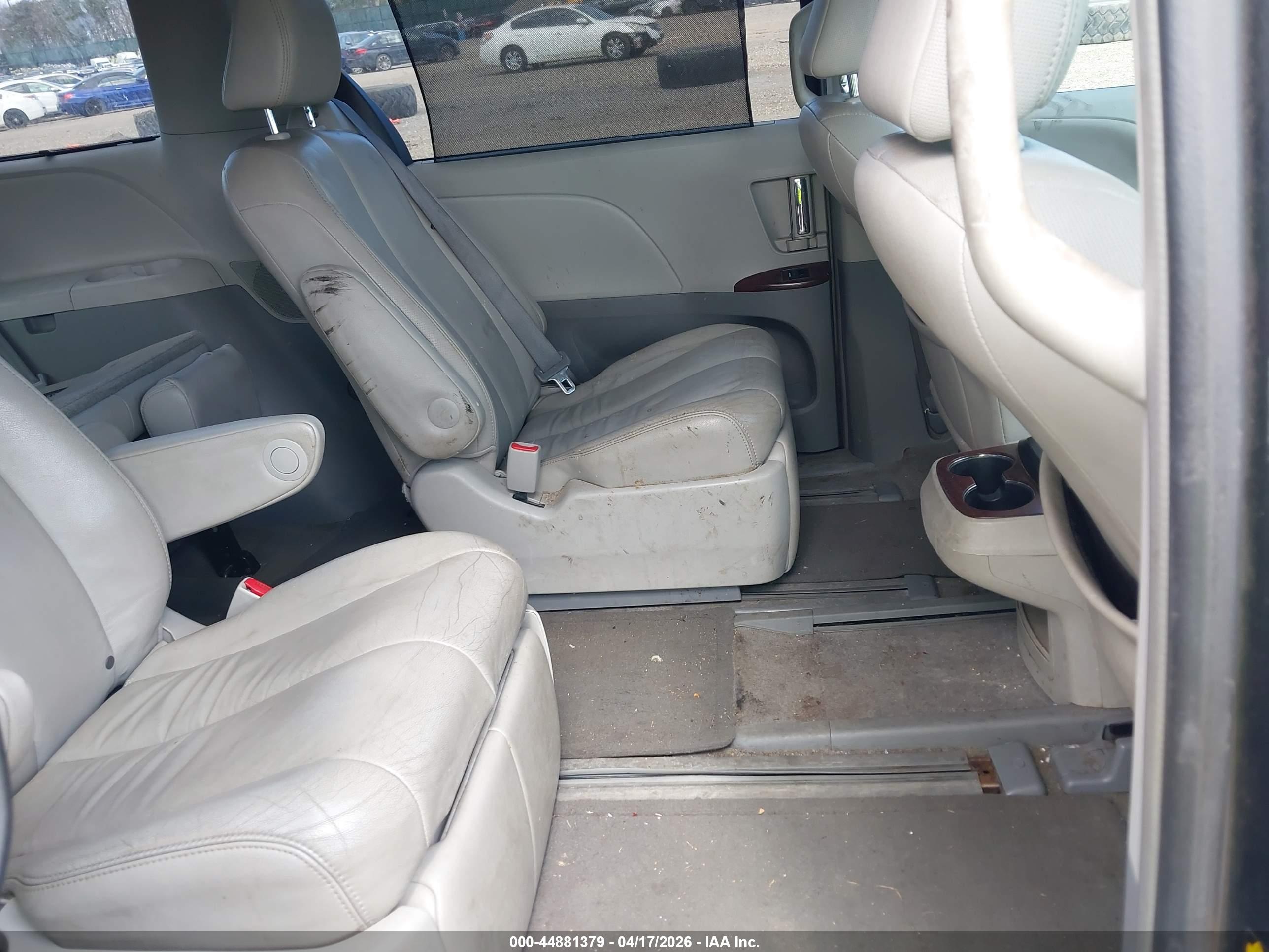 TOYOTA SIENNA image 8