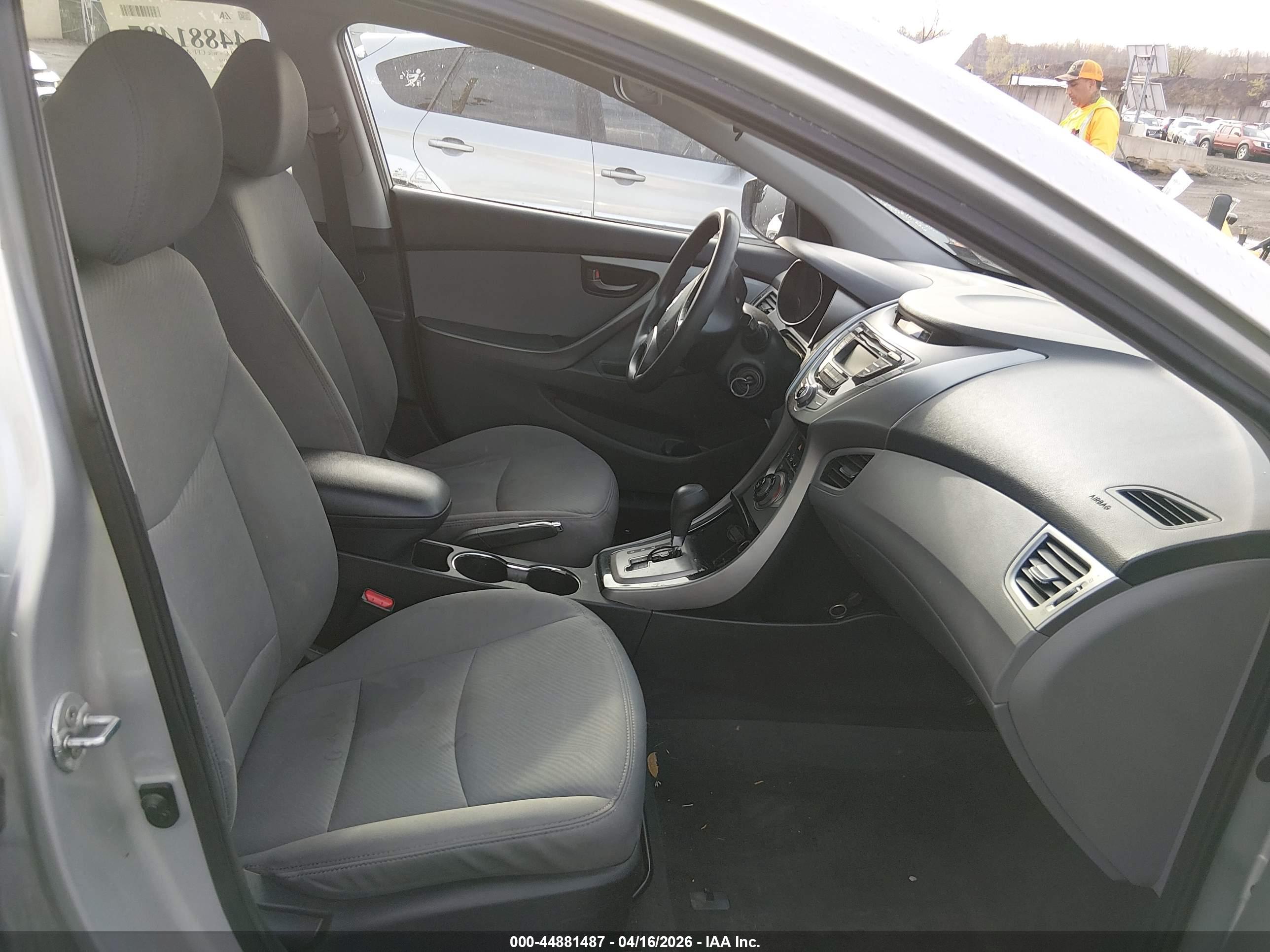 HYUNDAI ELANTRA image 5