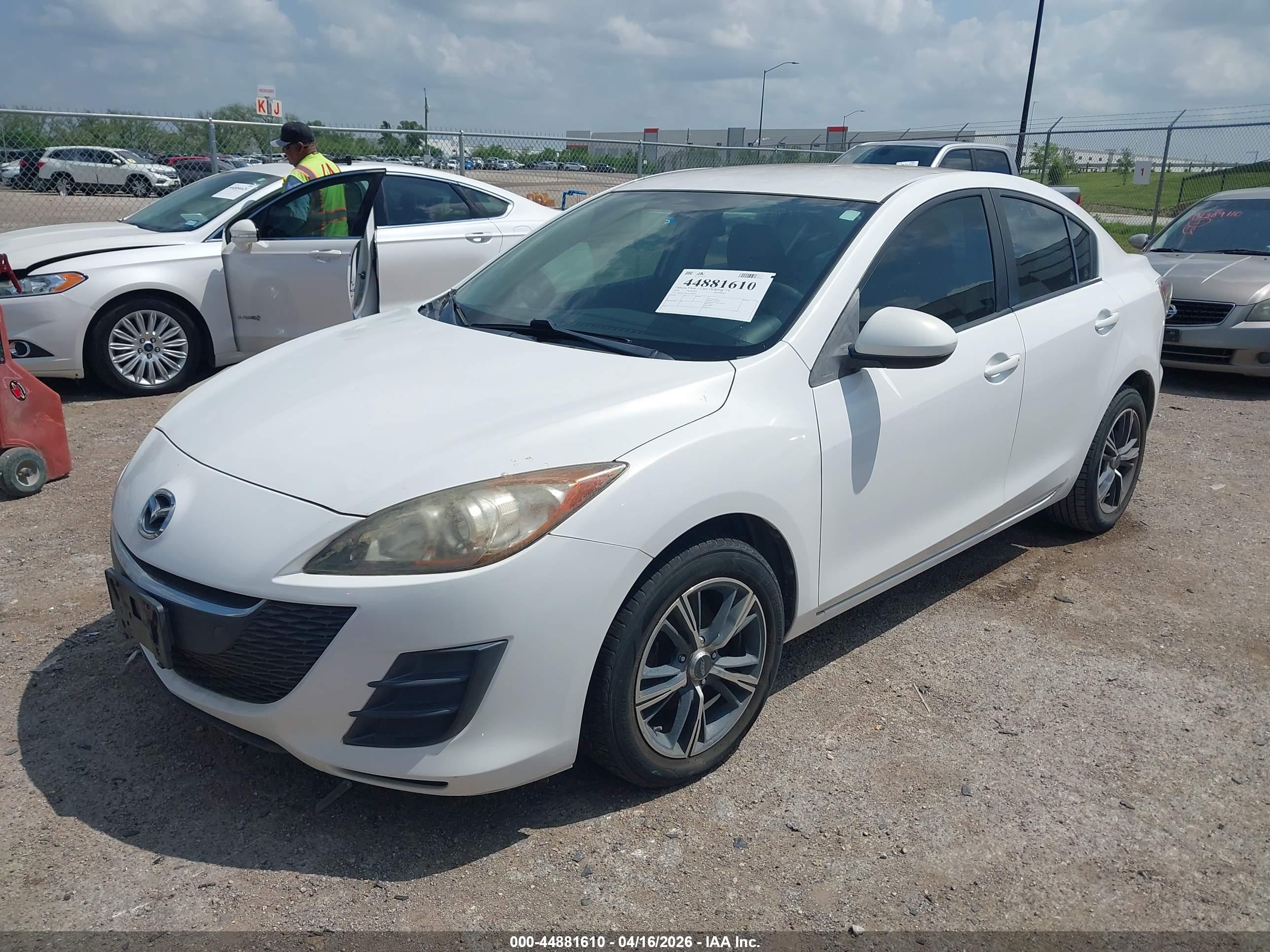 MAZDA MAZDA3 image 2