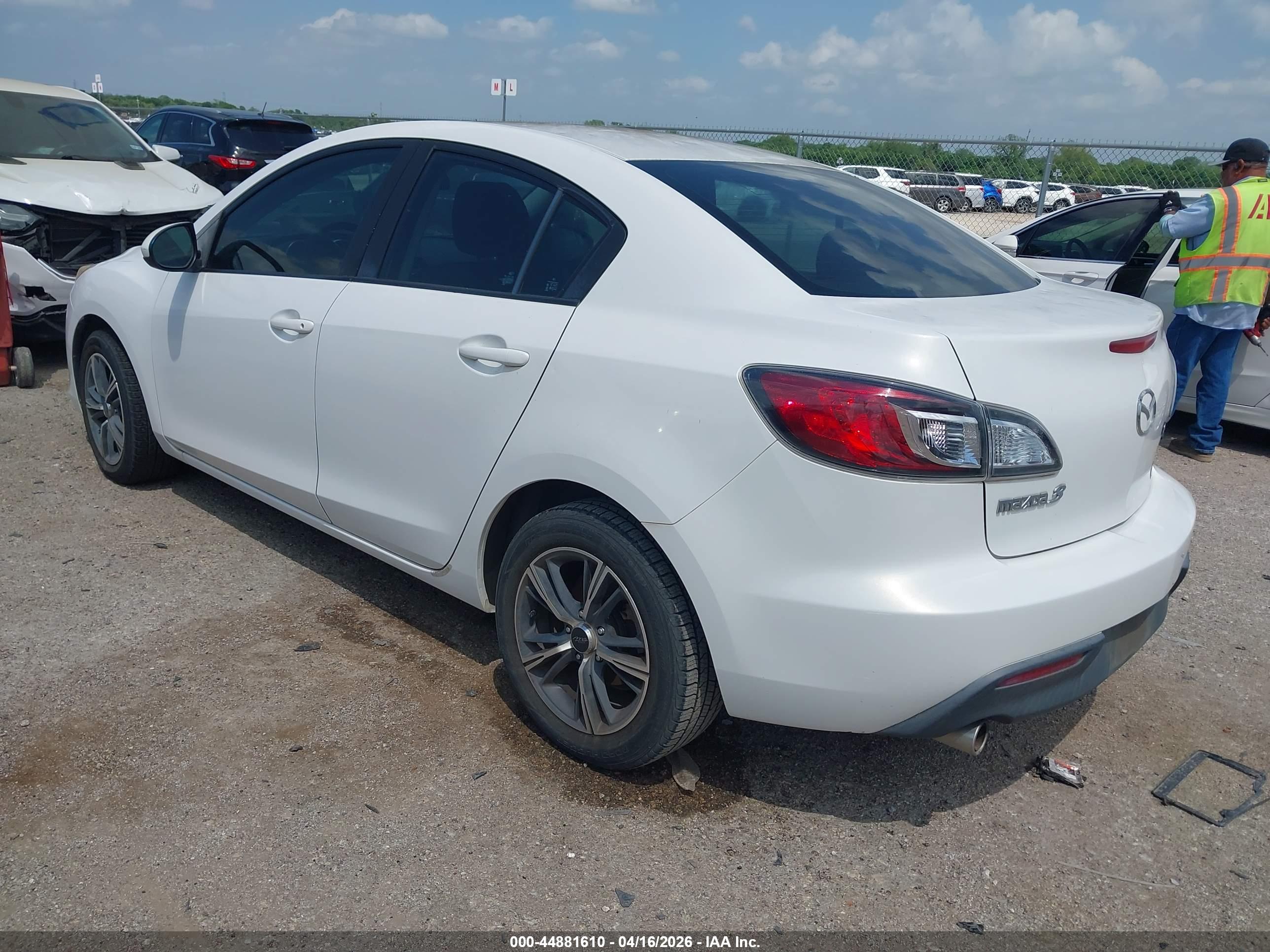 MAZDA MAZDA3 image 3
