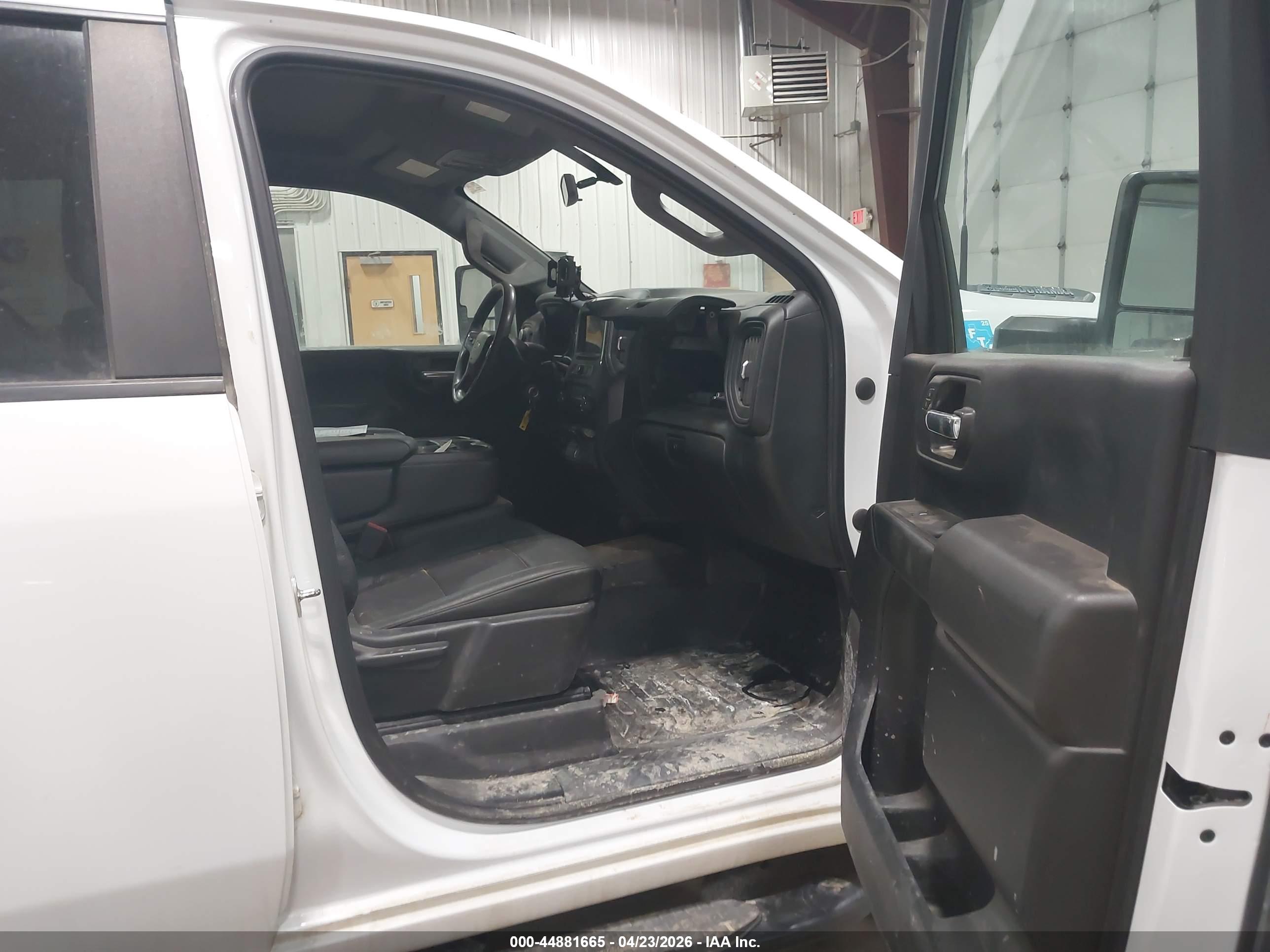CHEVROLET SILVERADO image 5