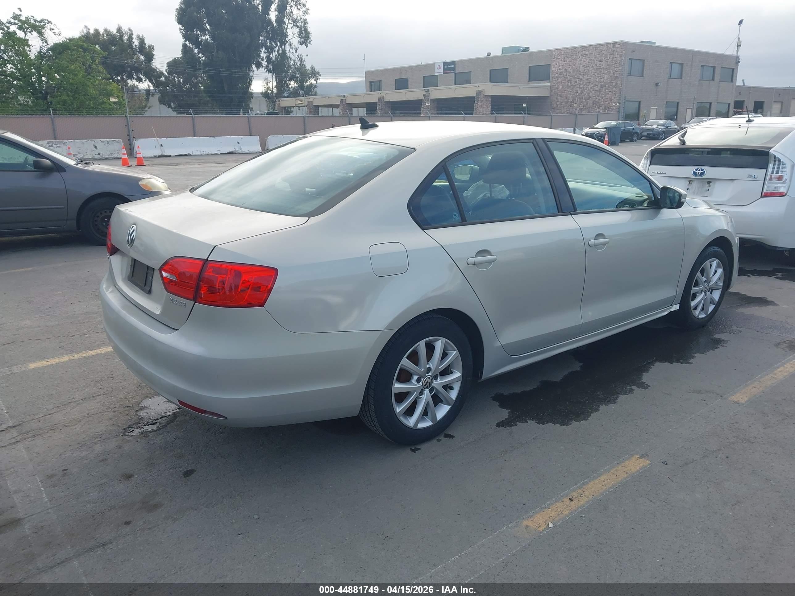 VOLKSWAGEN JETTA image 4