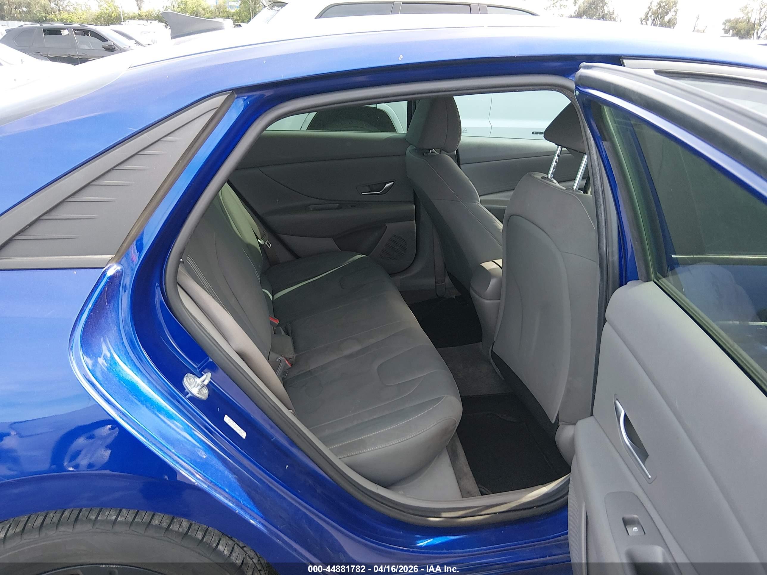 HYUNDAI ELANTRA image 8