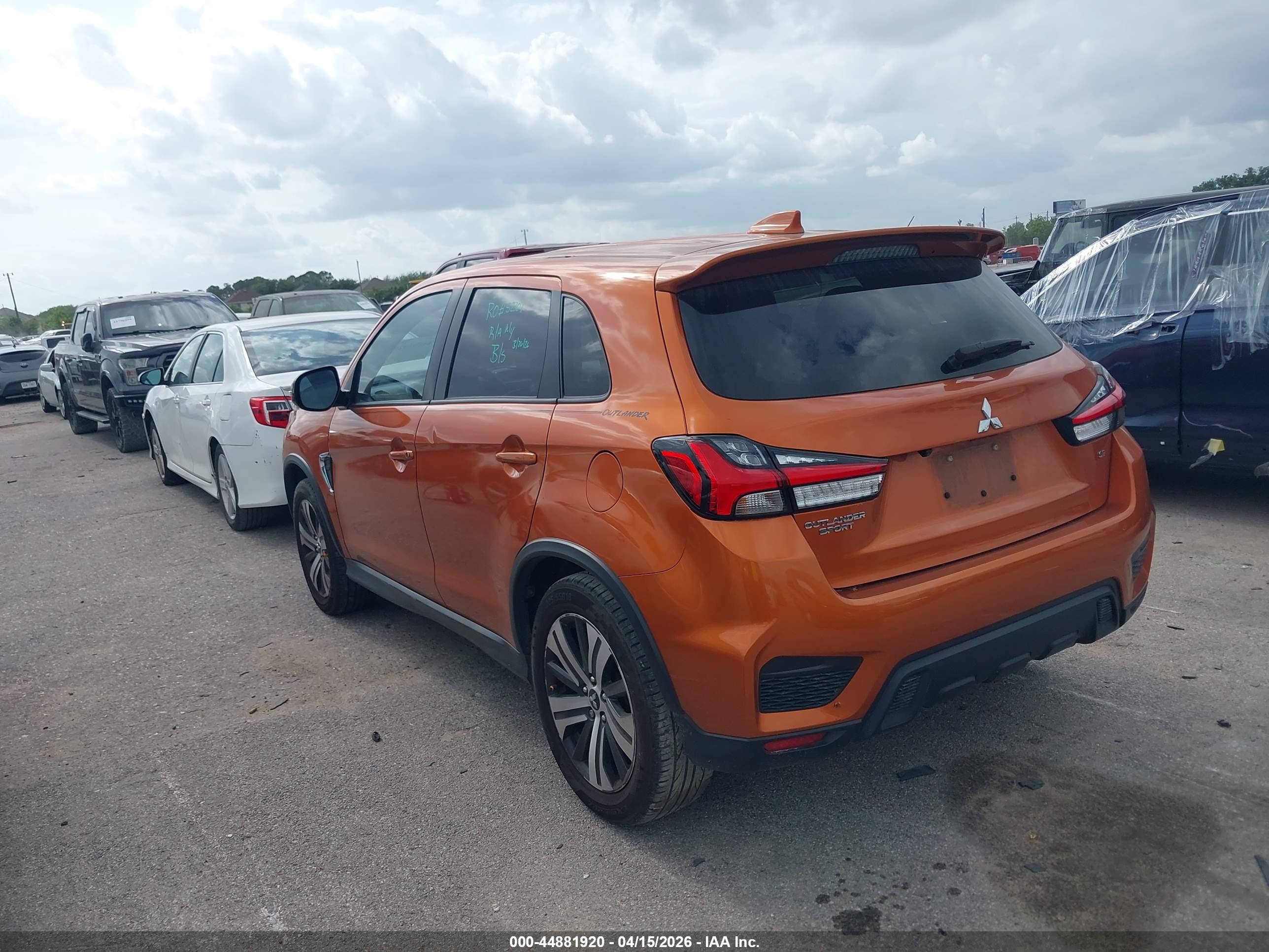 MITSUBISHI OUTLANDER image 3