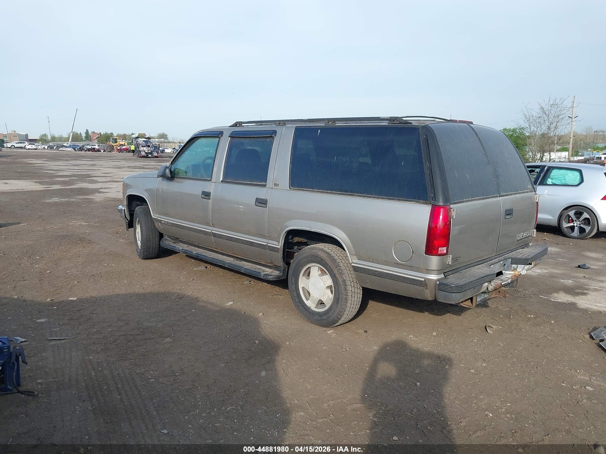CHEVROLET SUBURBAN image 3