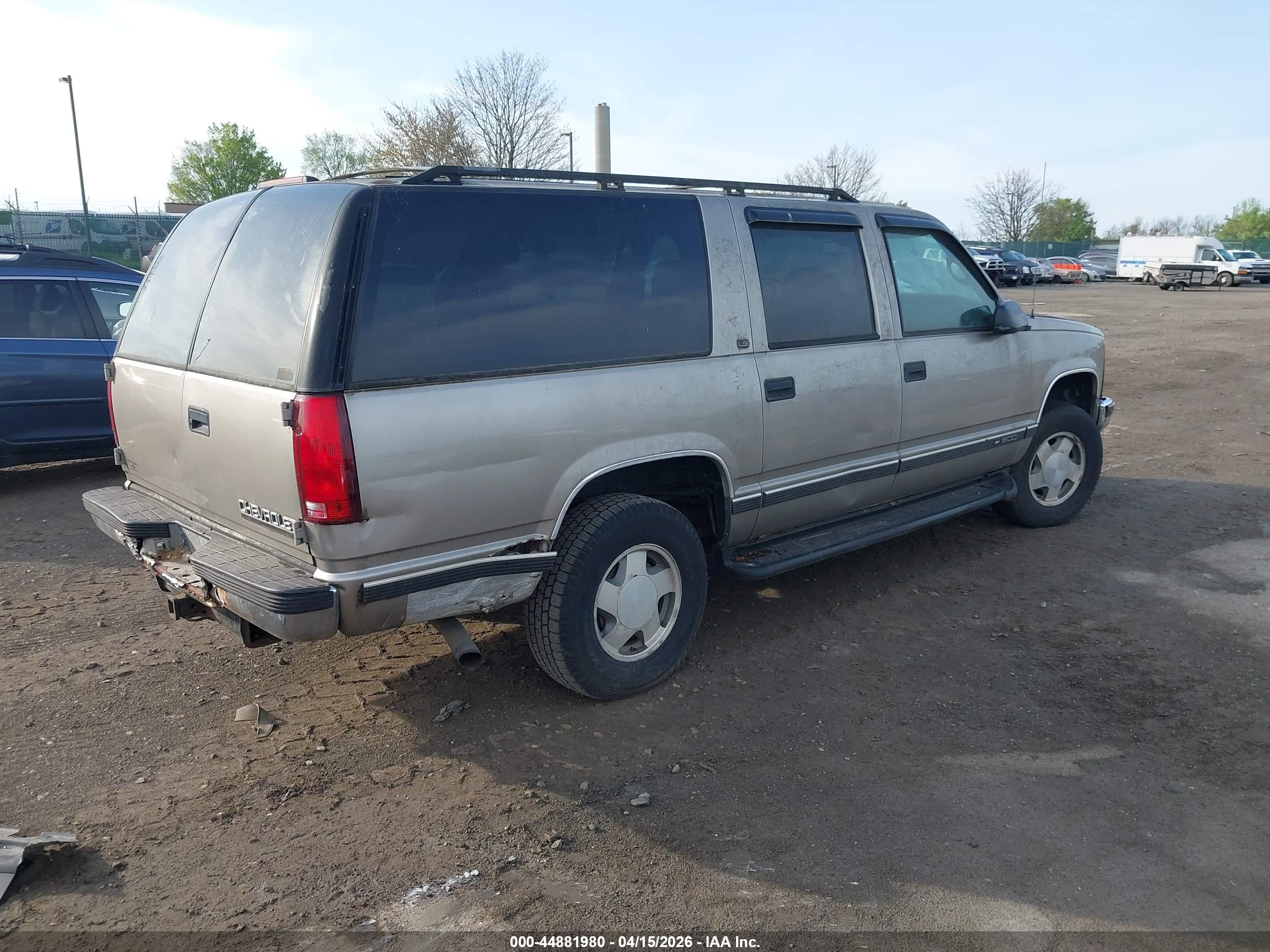 CHEVROLET SUBURBAN image 4