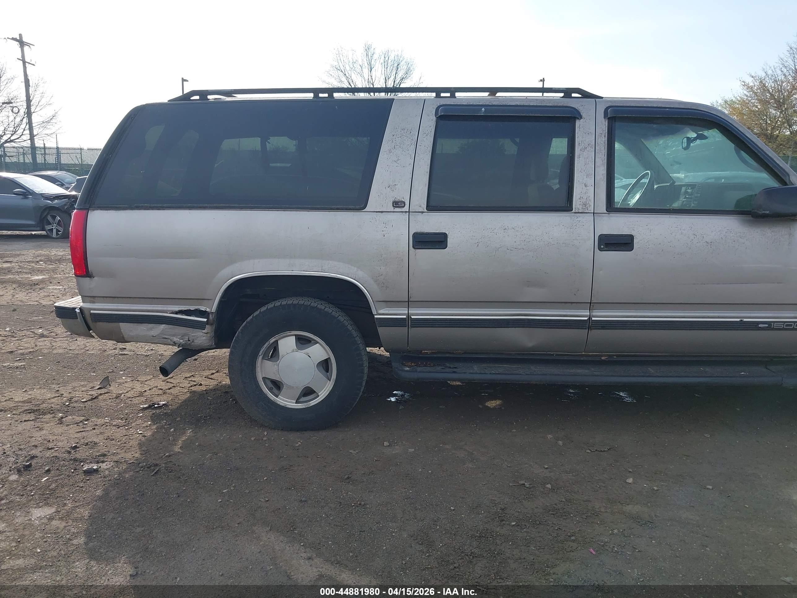 CHEVROLET SUBURBAN image 6
