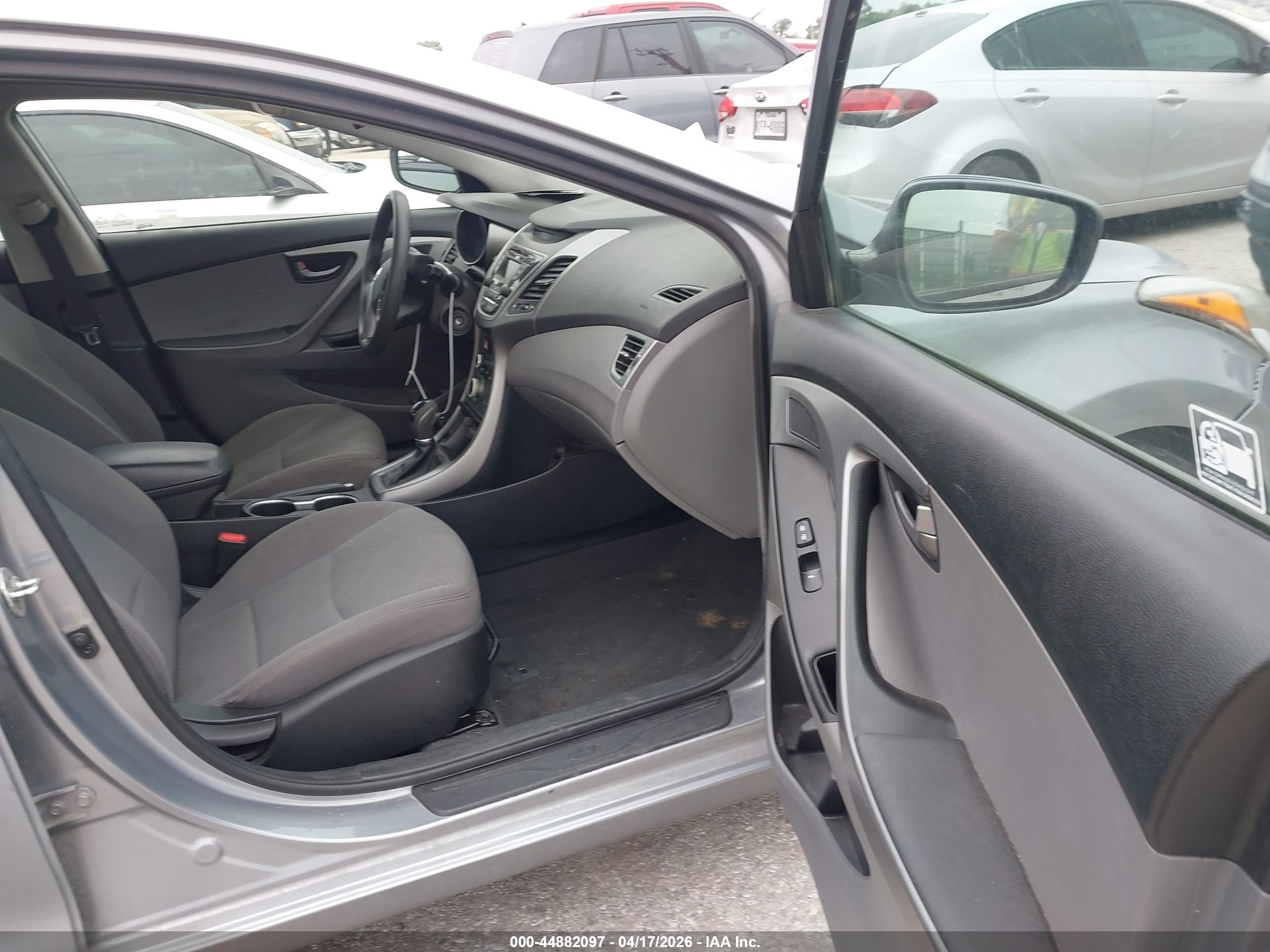 HYUNDAI ELANTRA image 5