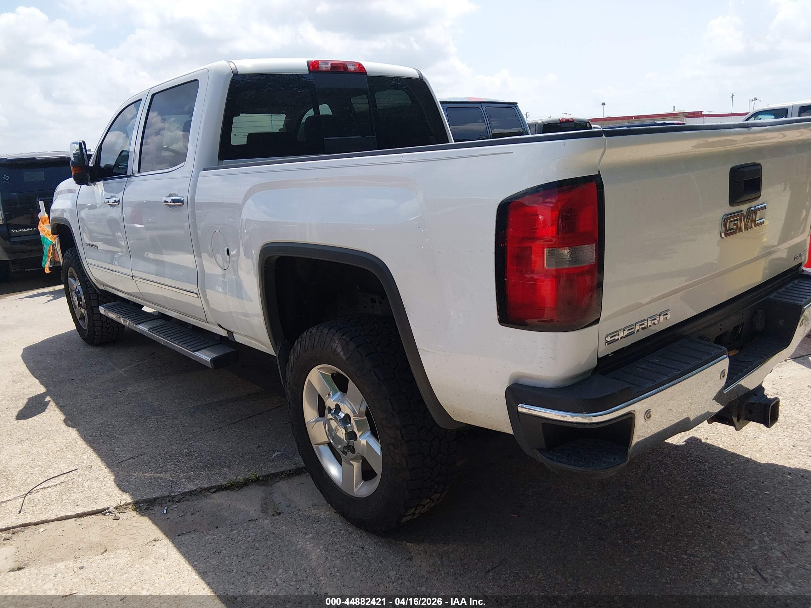 GMC SIERRA image 3