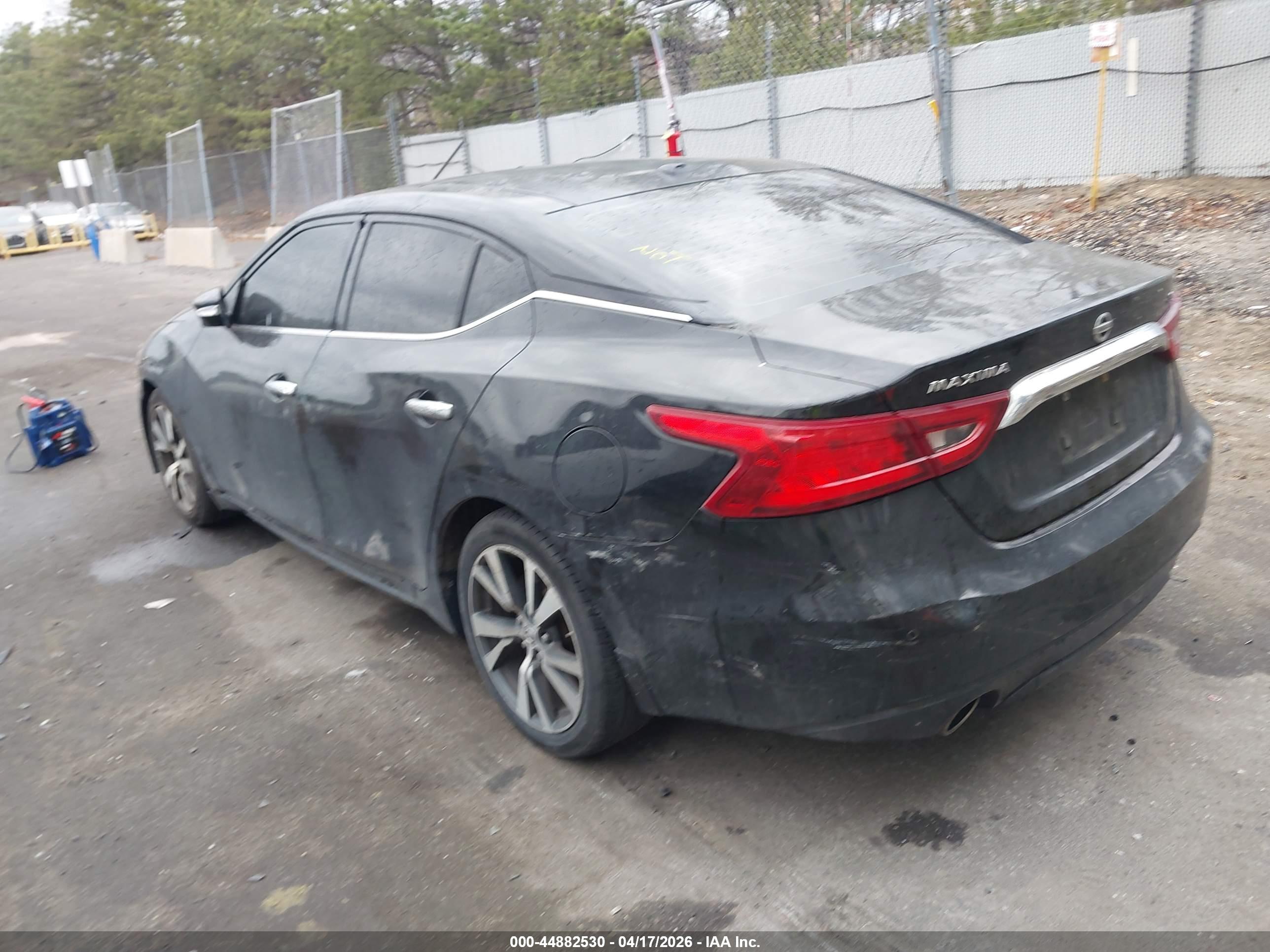 NISSAN MAXIMA image 3