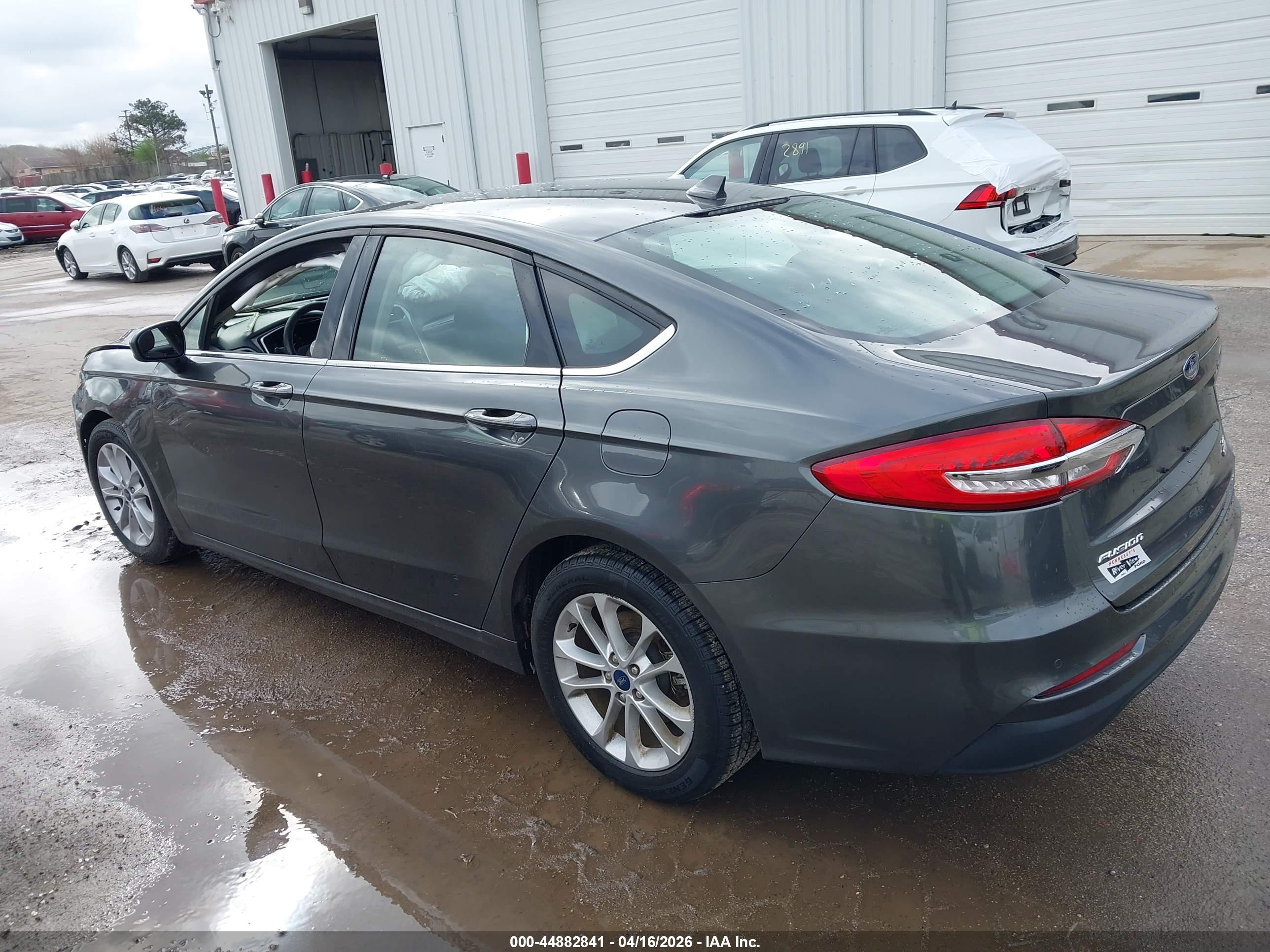 FORD FUSION image 3