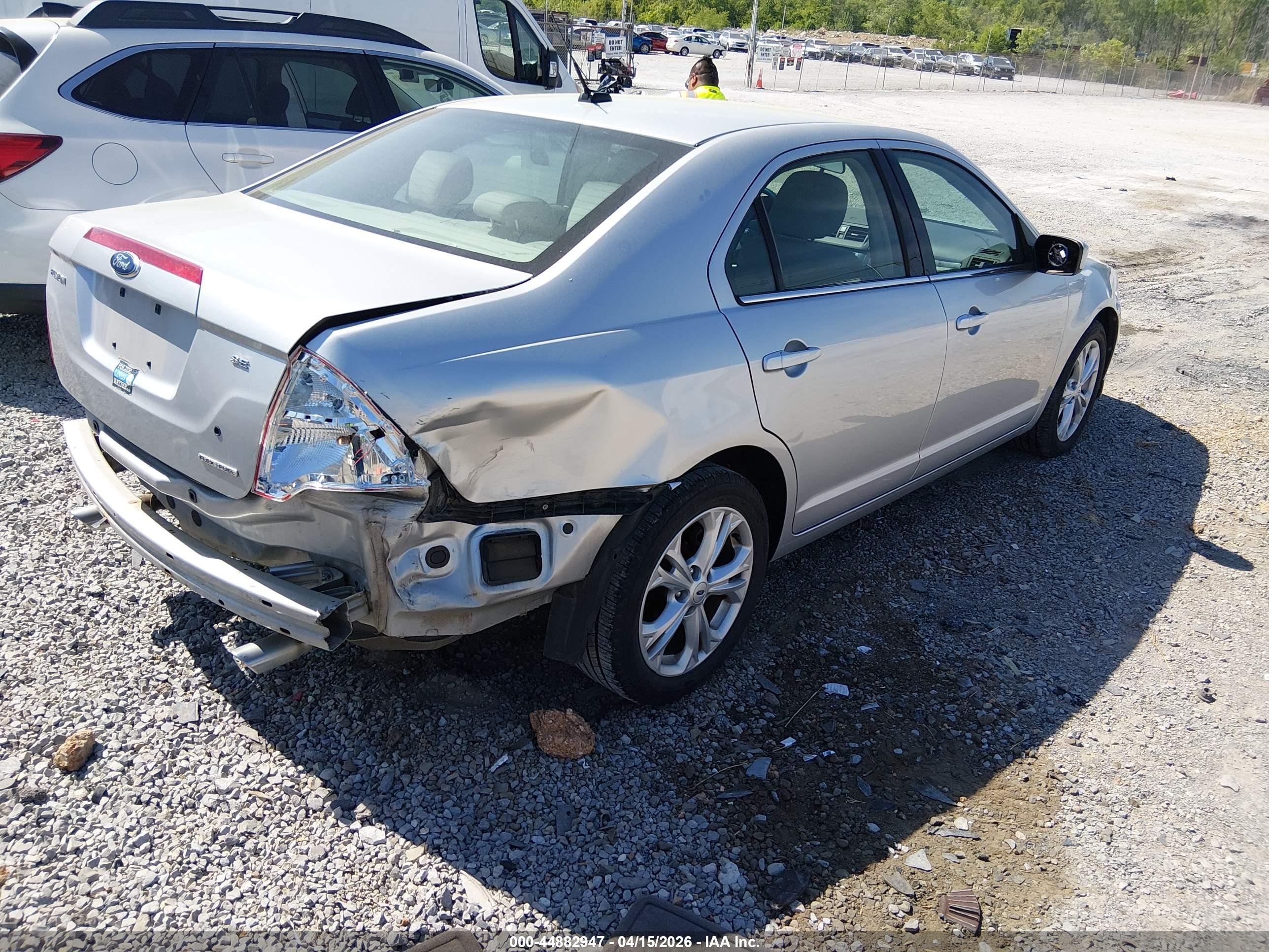FORD FUSION image 4