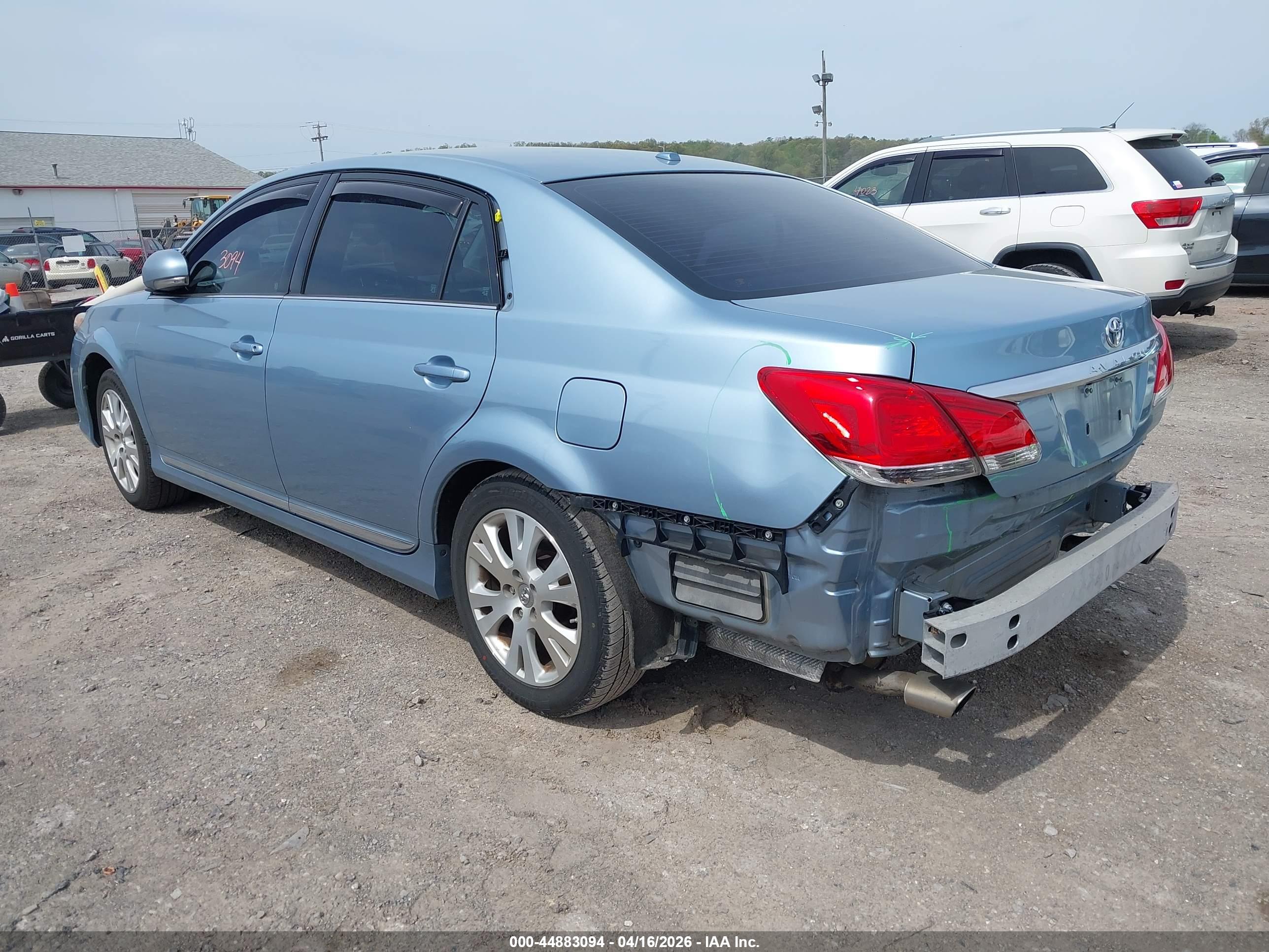 TOYOTA AVALON image 3