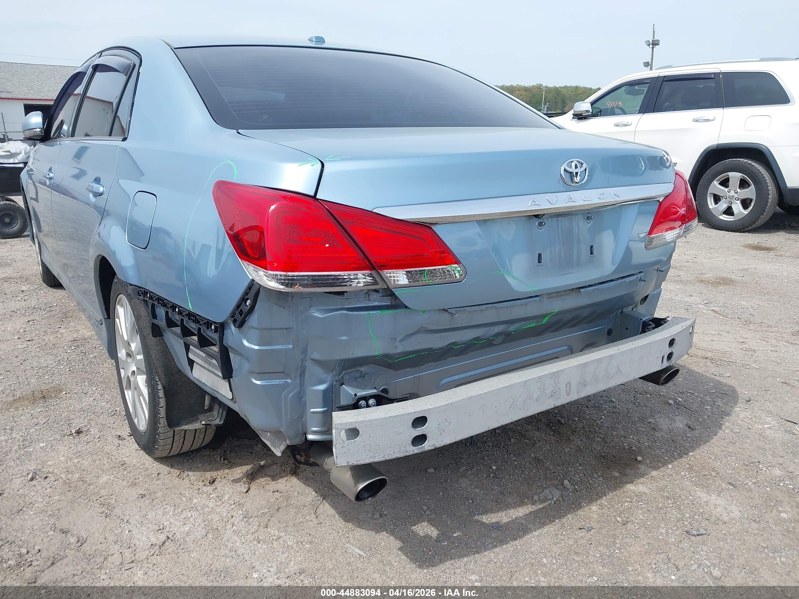 TOYOTA AVALON image 6