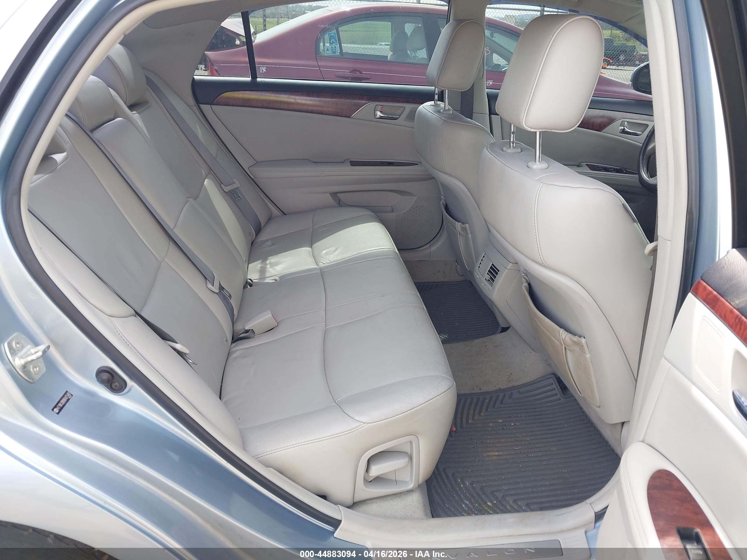 TOYOTA AVALON image 8