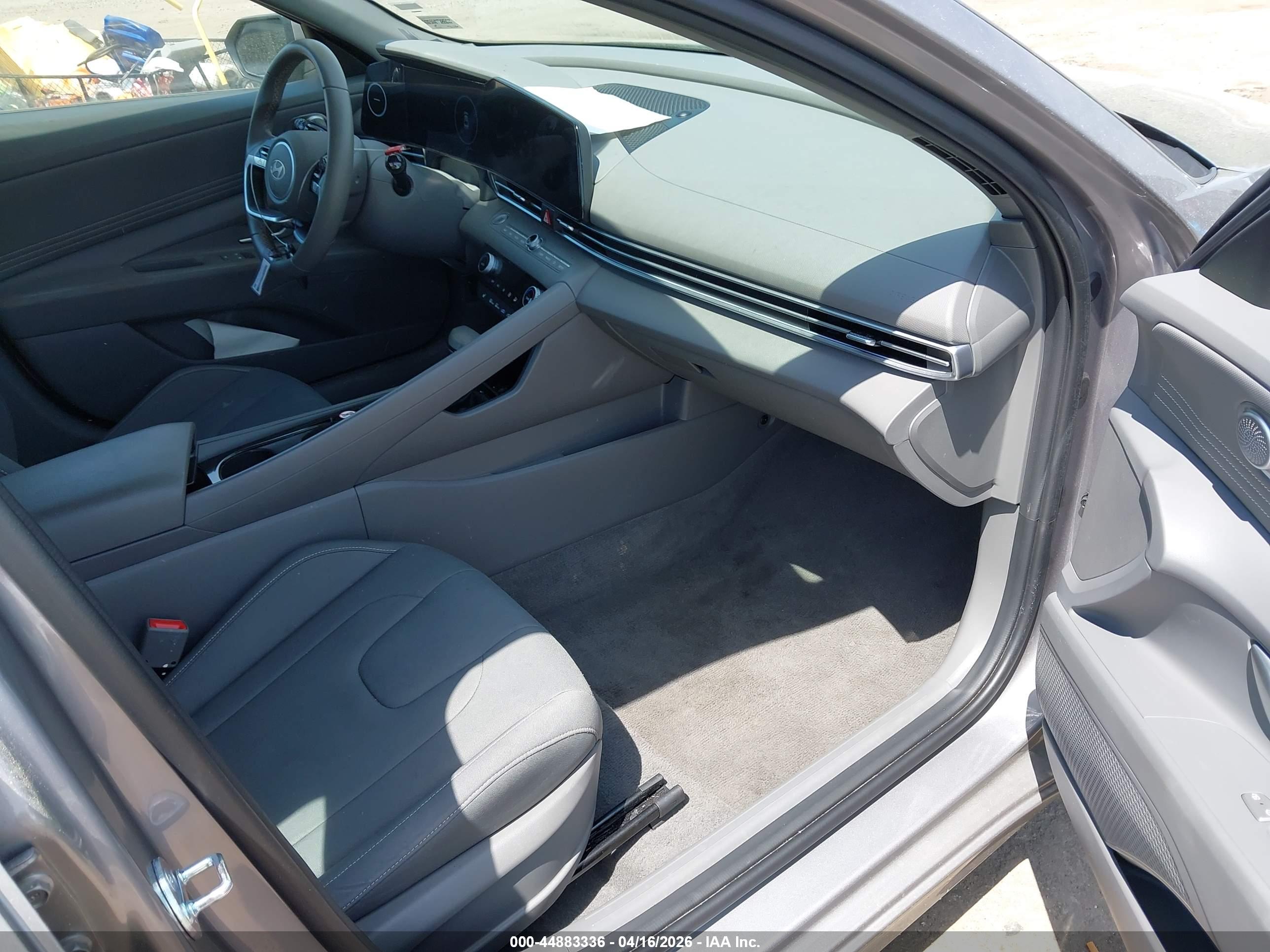 HYUNDAI ELANTRA image 5