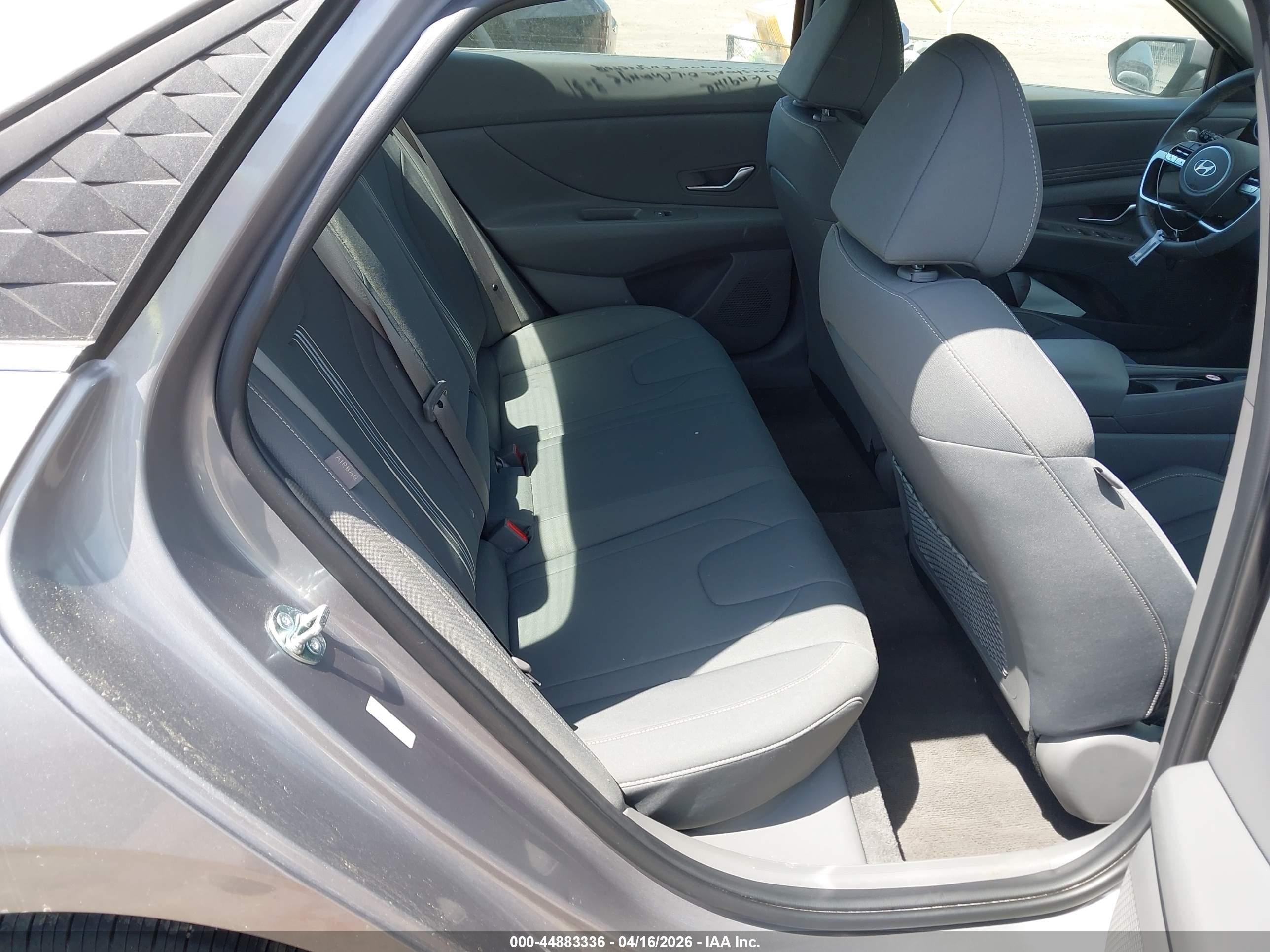 HYUNDAI ELANTRA image 8