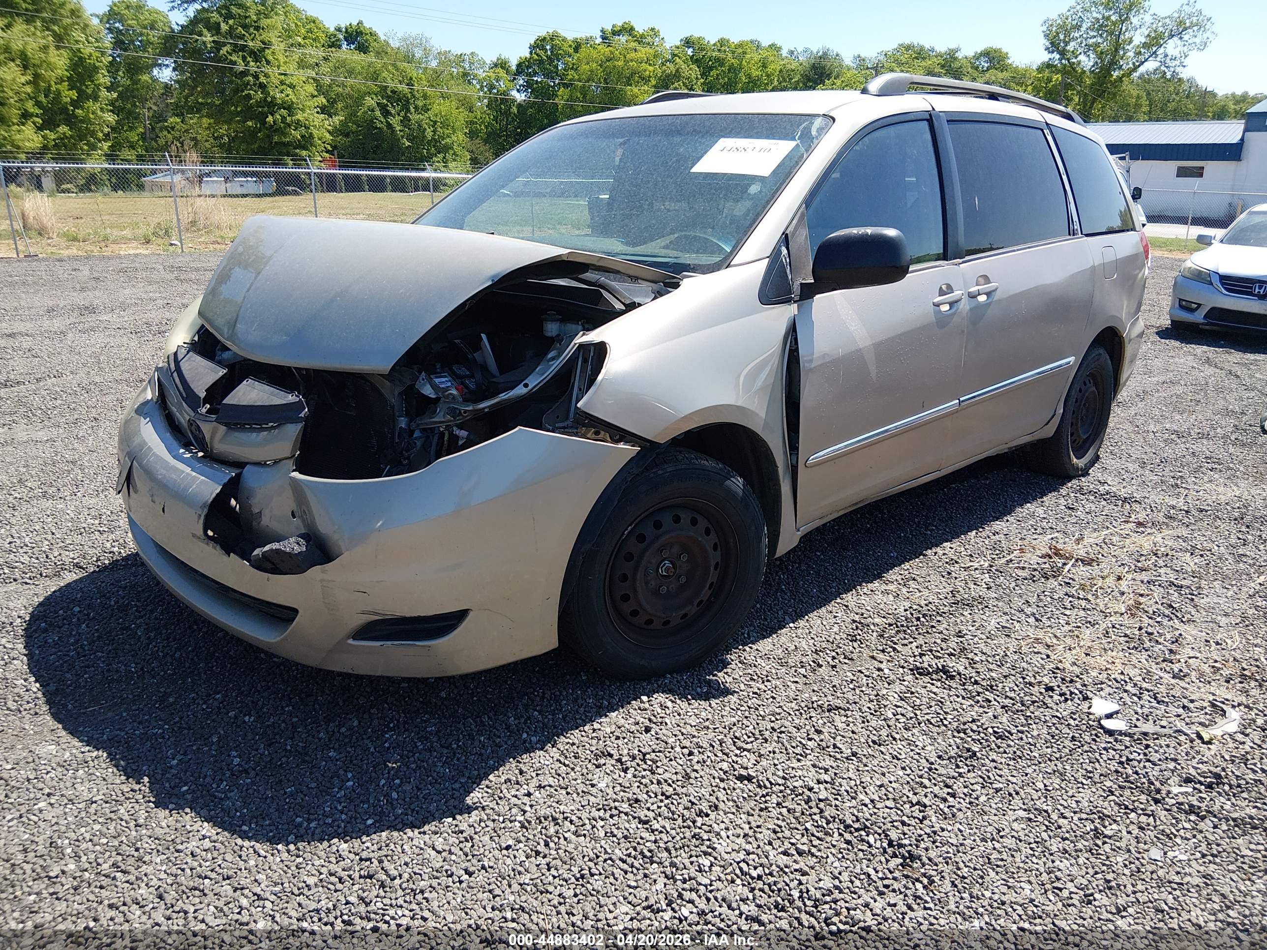 TOYOTA SIENNA image 2