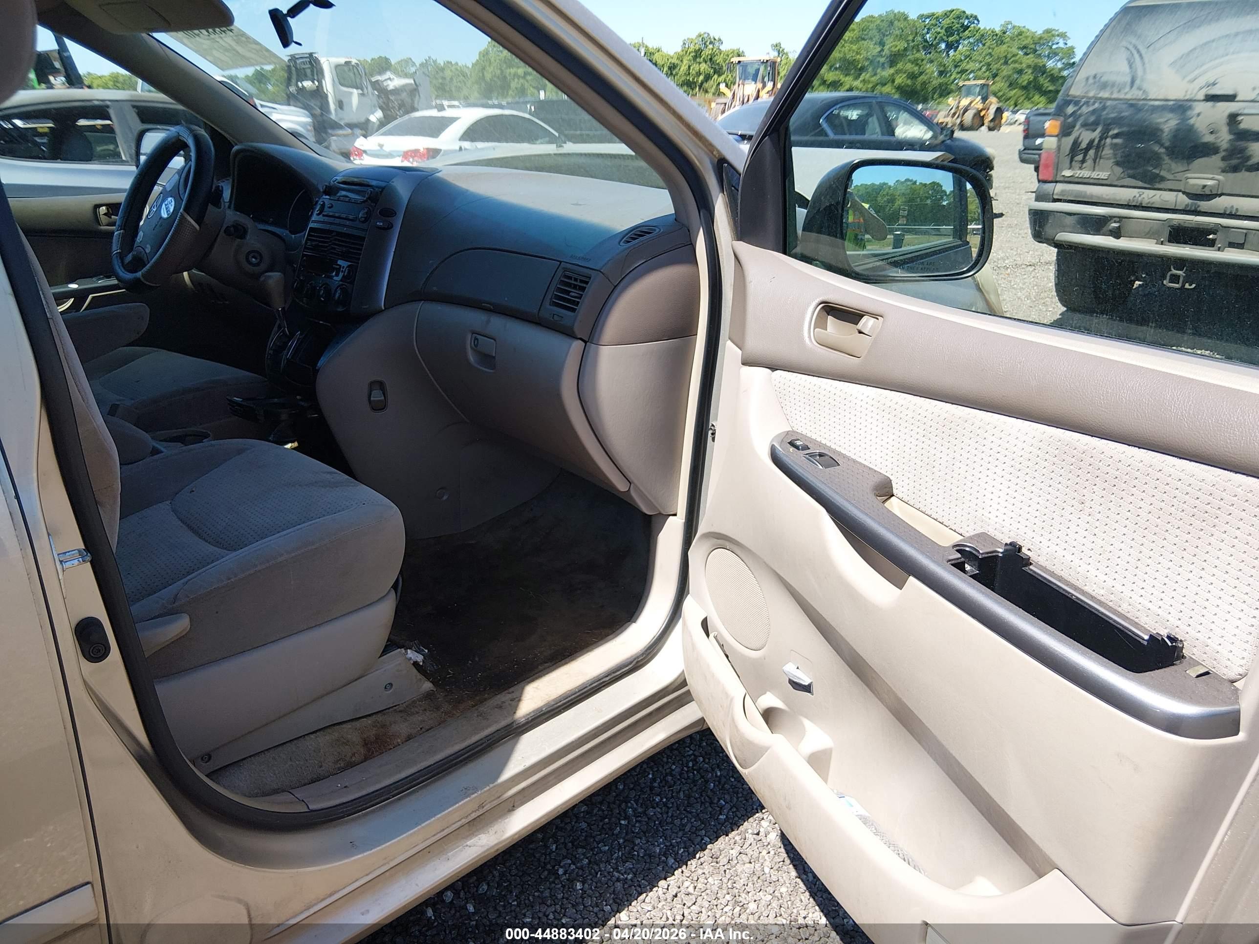 TOYOTA SIENNA image 5