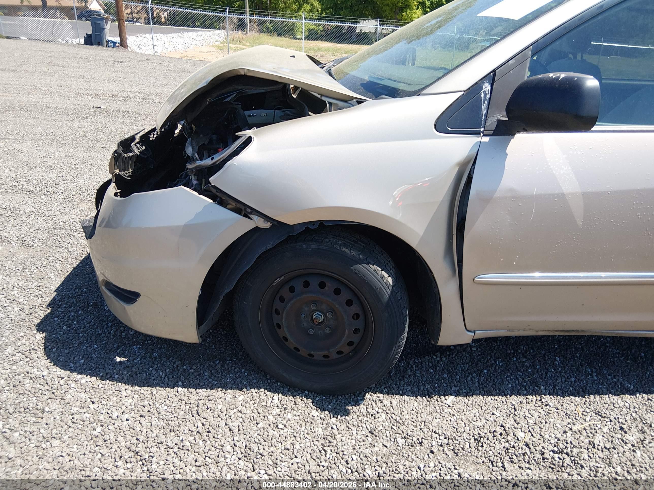 TOYOTA SIENNA image 6