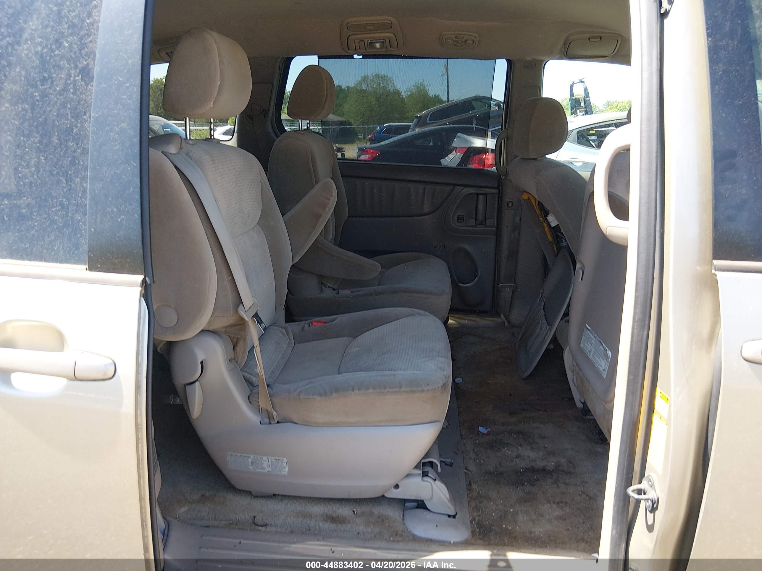 TOYOTA SIENNA image 8
