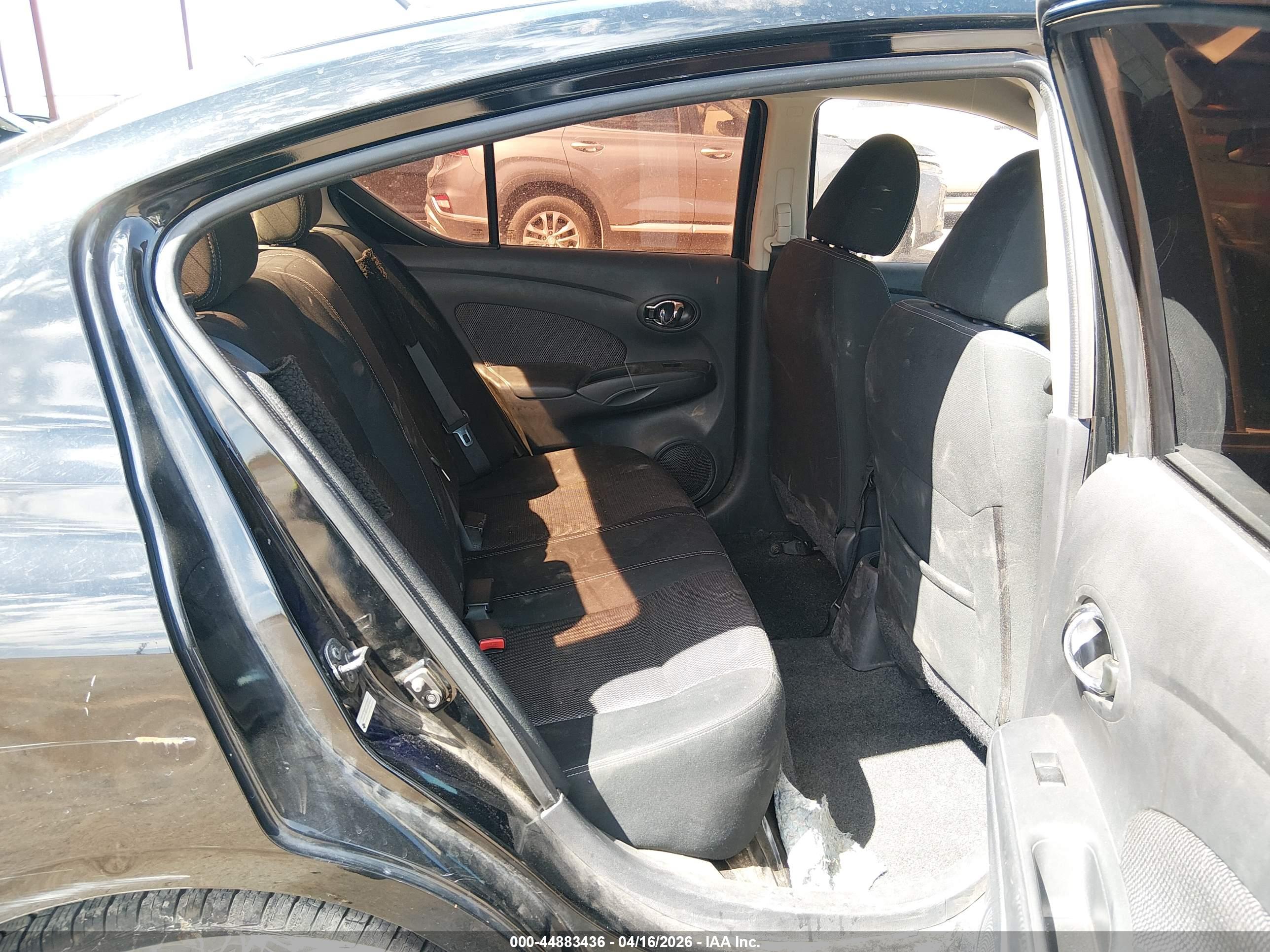 NISSAN VERSA image 8
