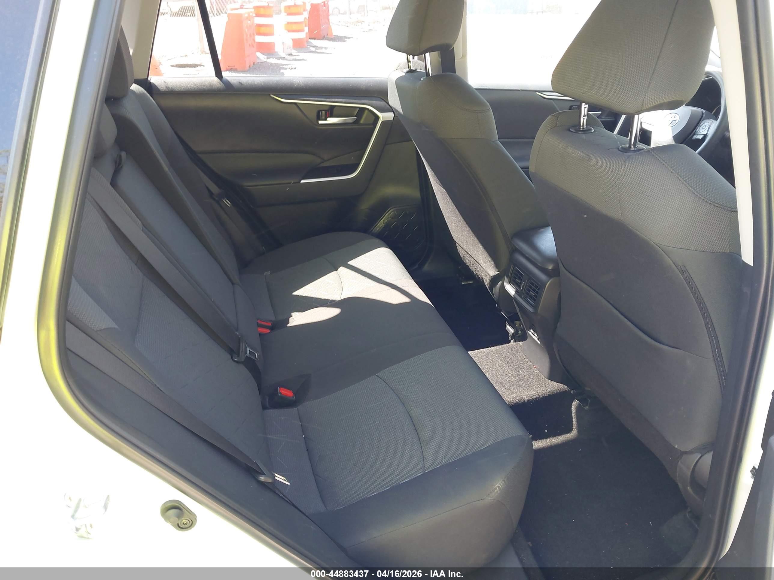 TOYOTA RAV4 image 8