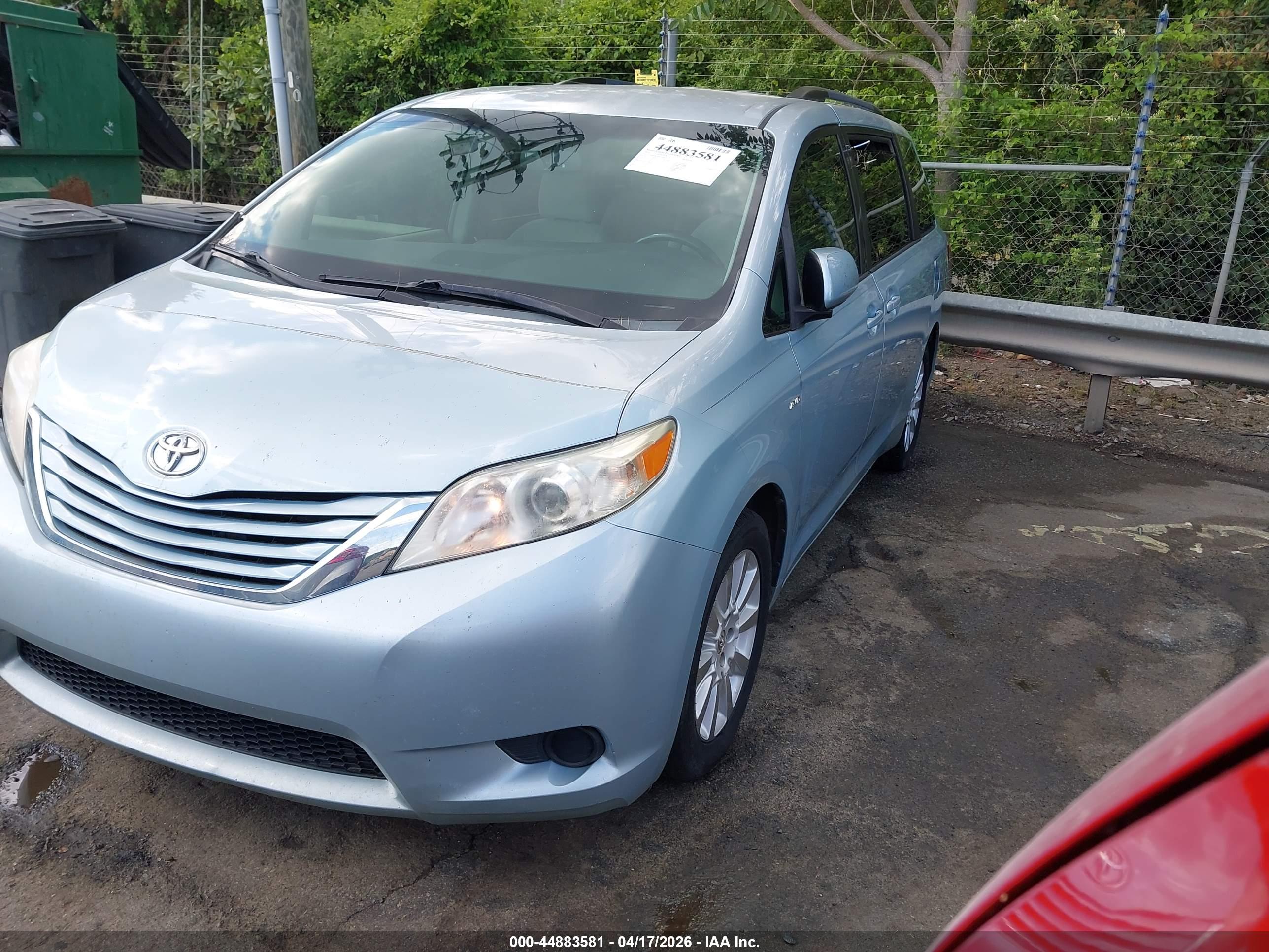 TOYOTA SIENNA image 2