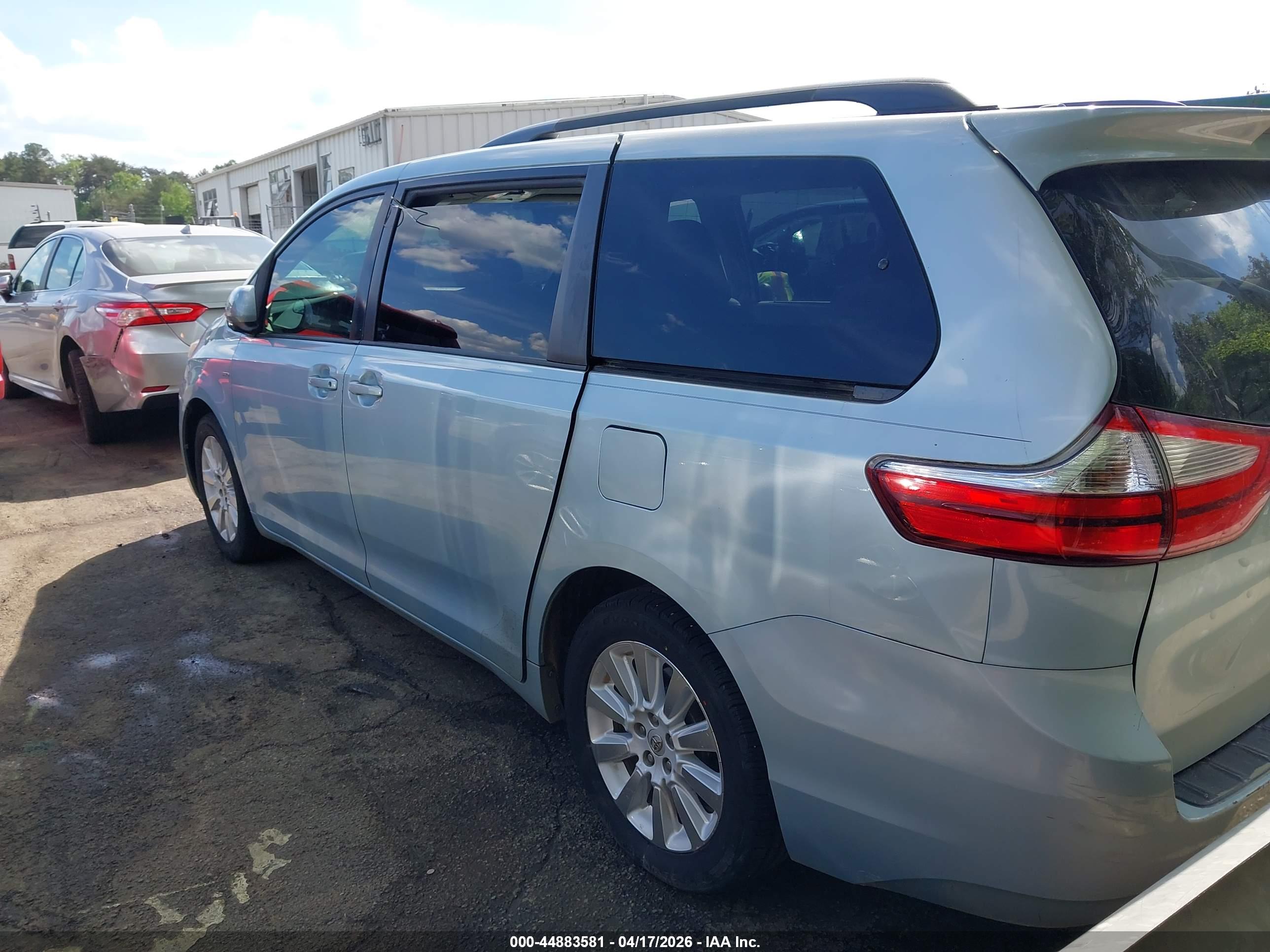 TOYOTA SIENNA image 3