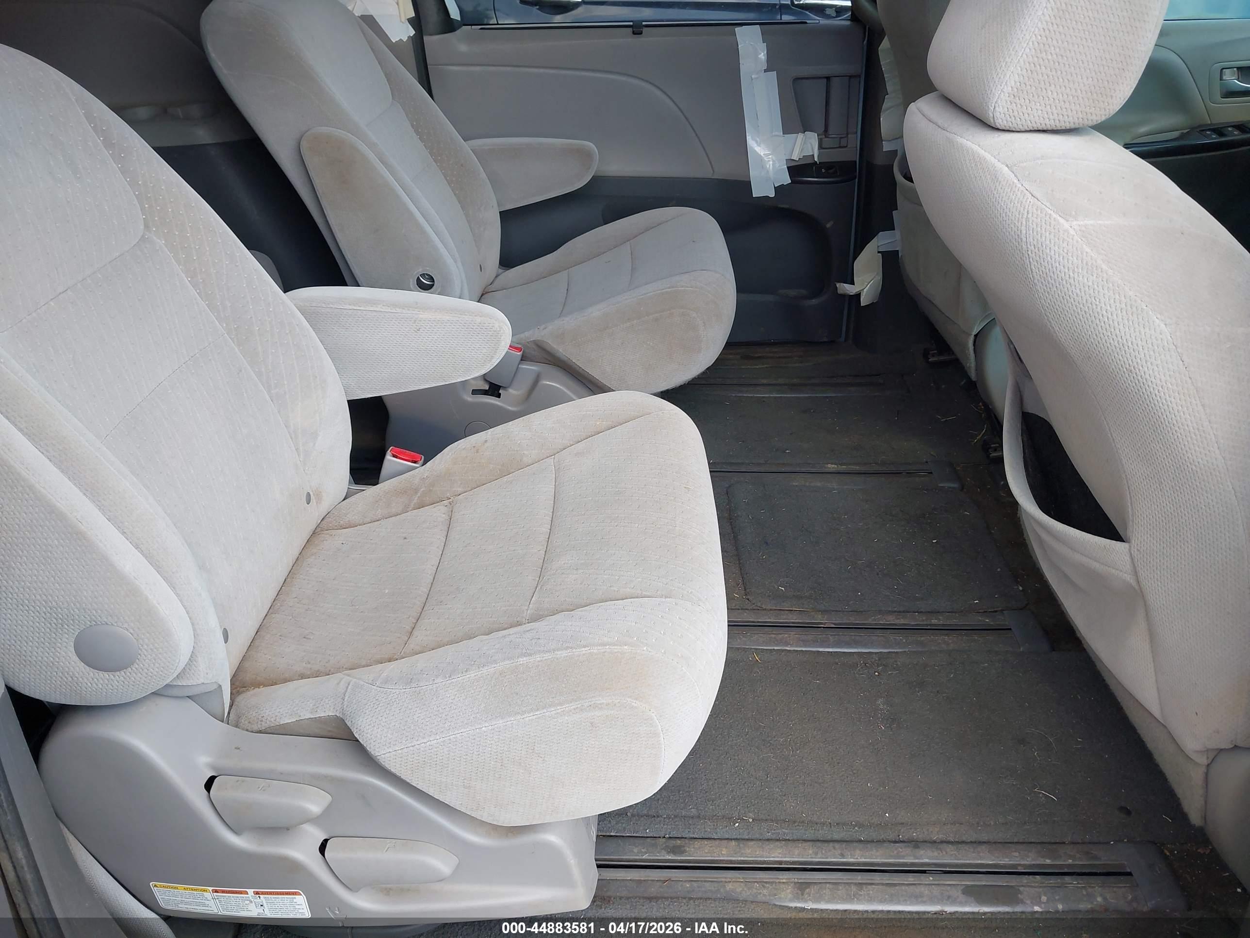 TOYOTA SIENNA image 8