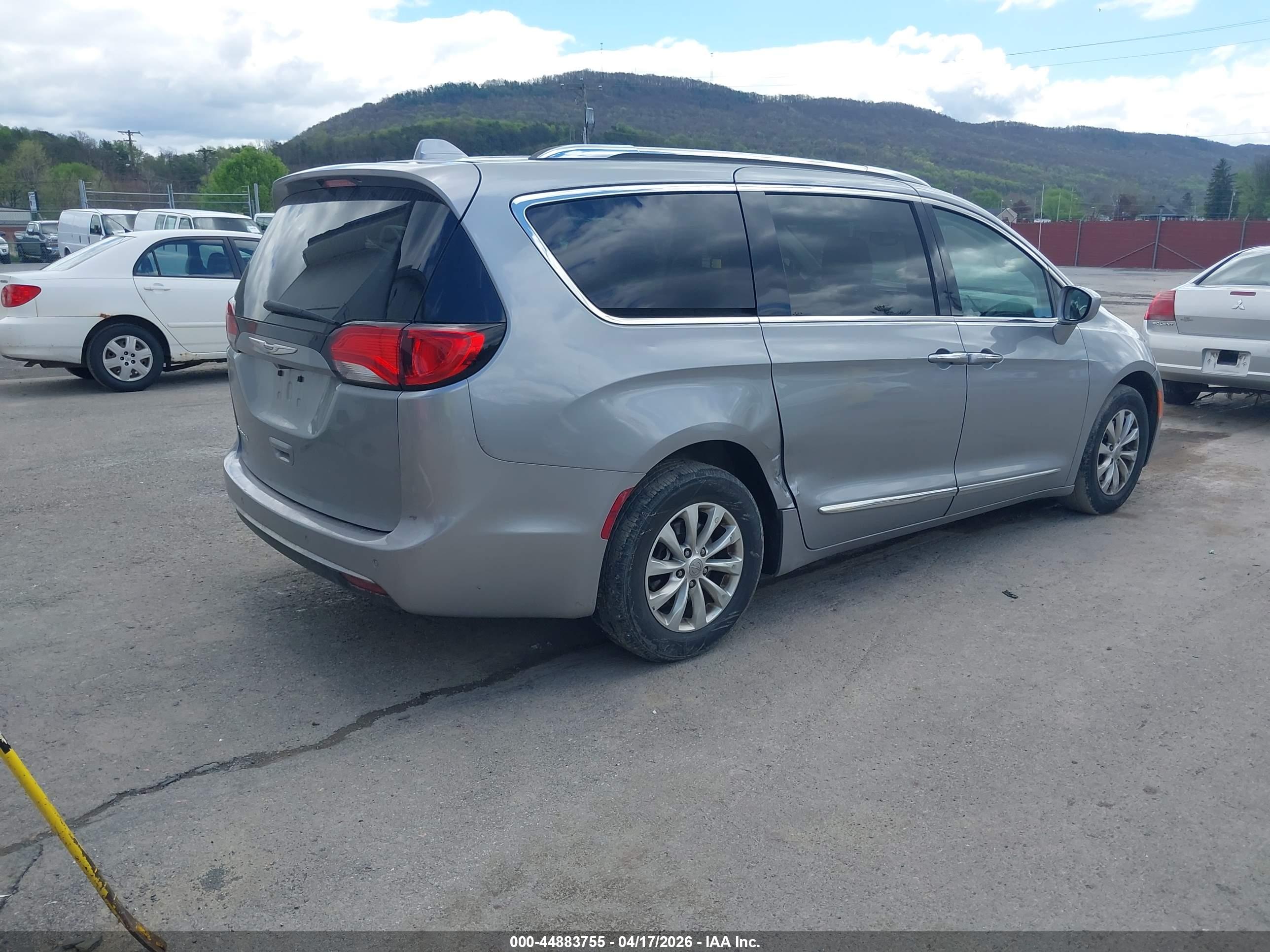 CHRYSLER PACIFICA image 4
