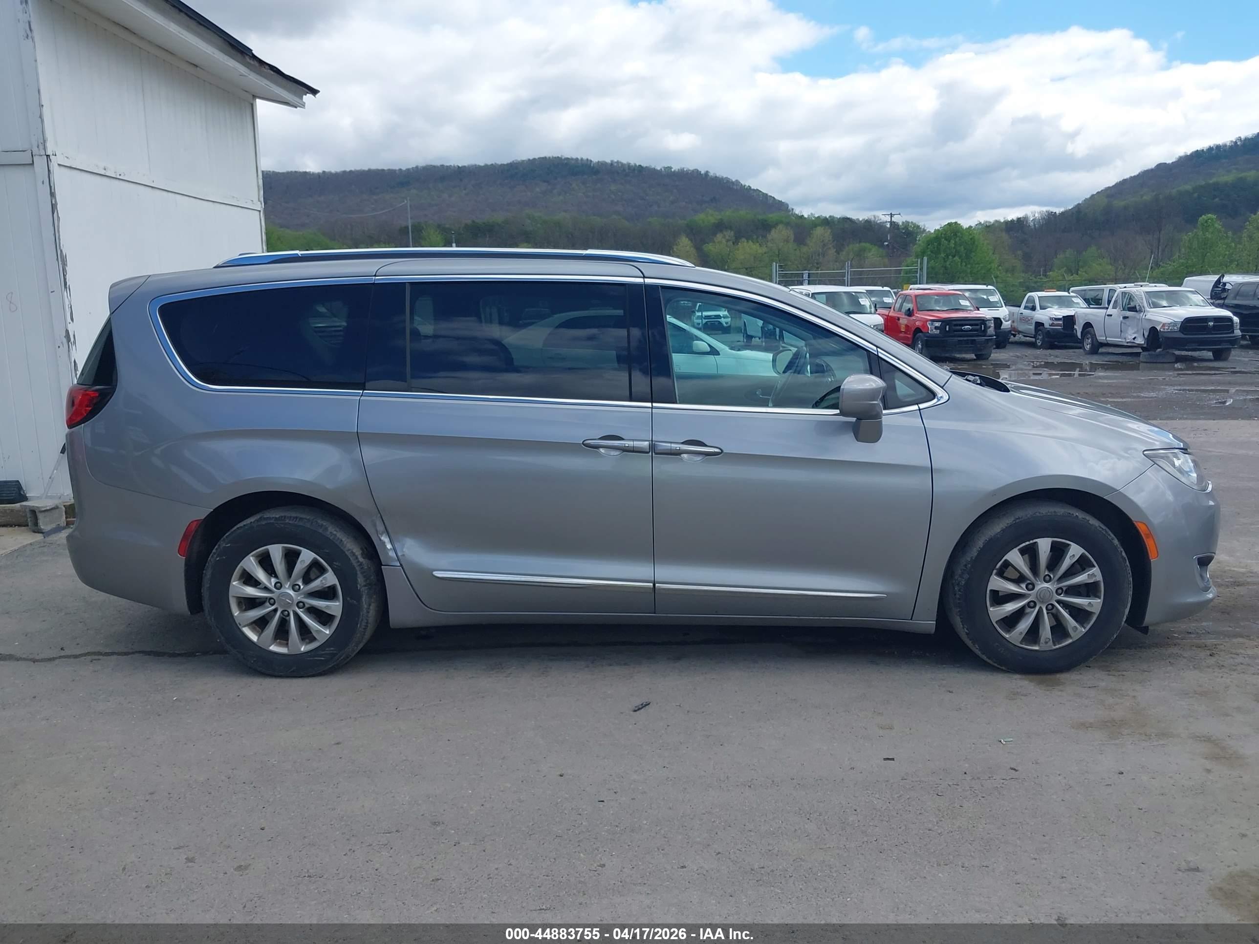 CHRYSLER PACIFICA image 6