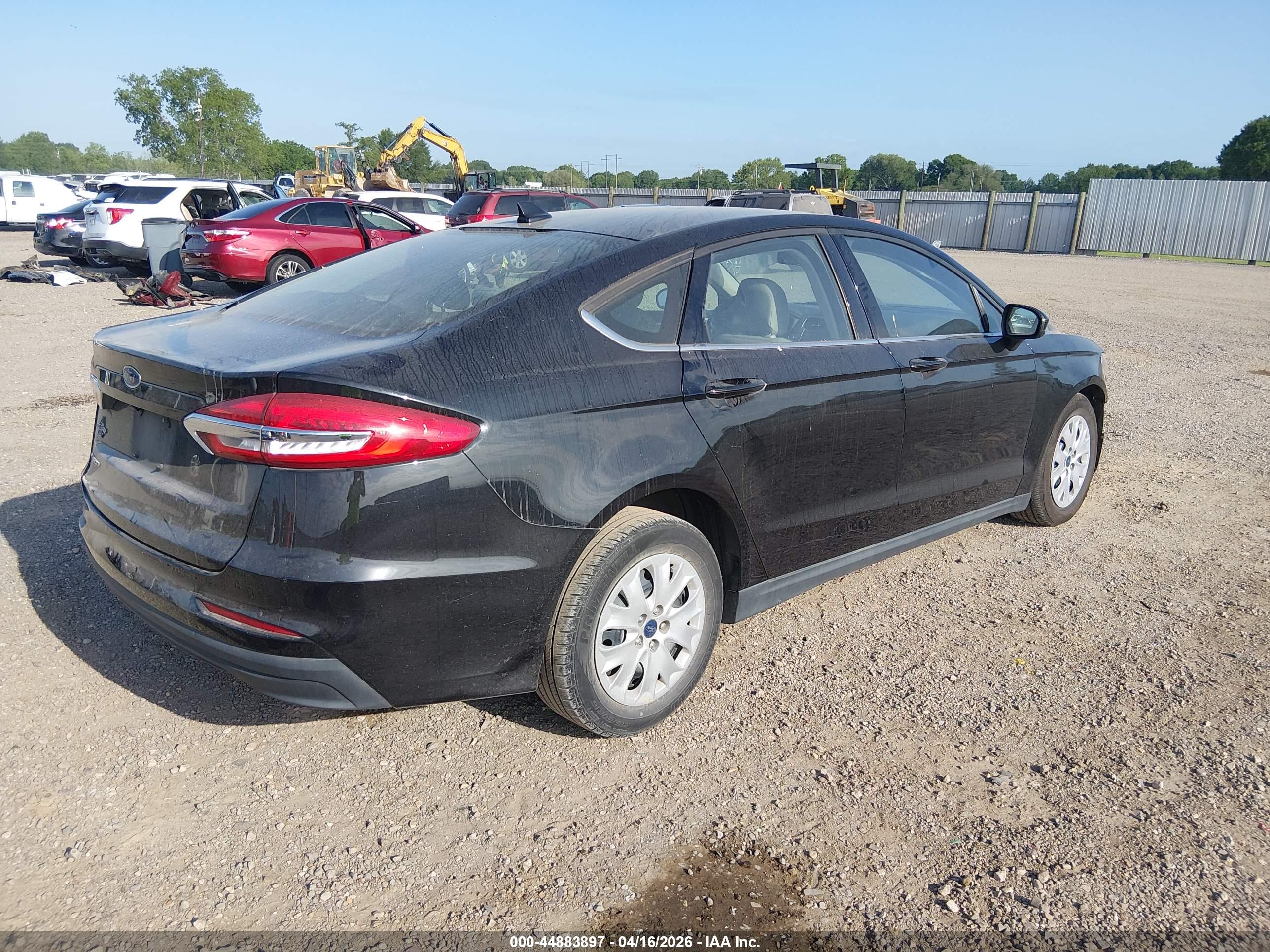 FORD FUSION image 4