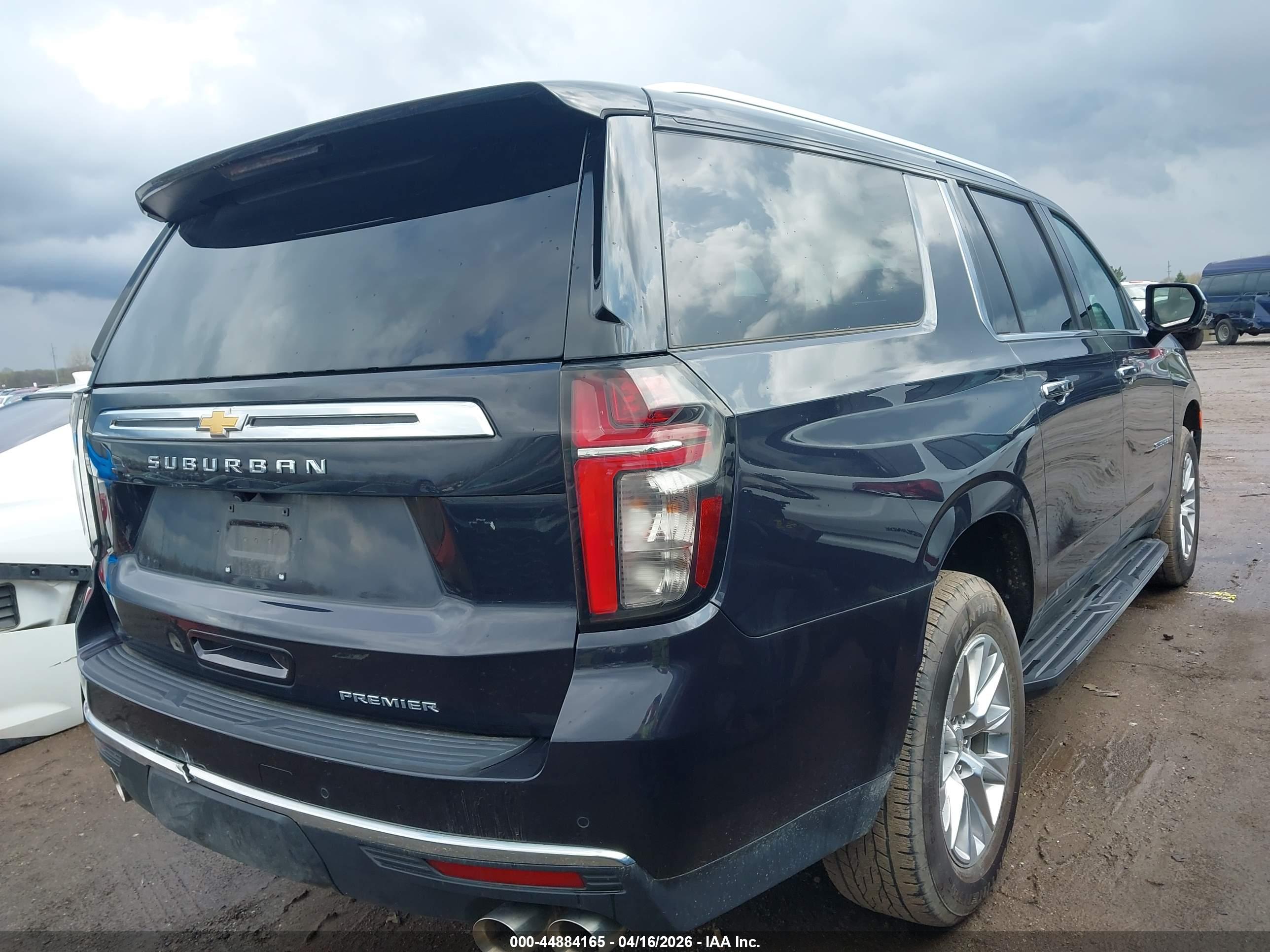CHEVROLET SUBURBAN image 4