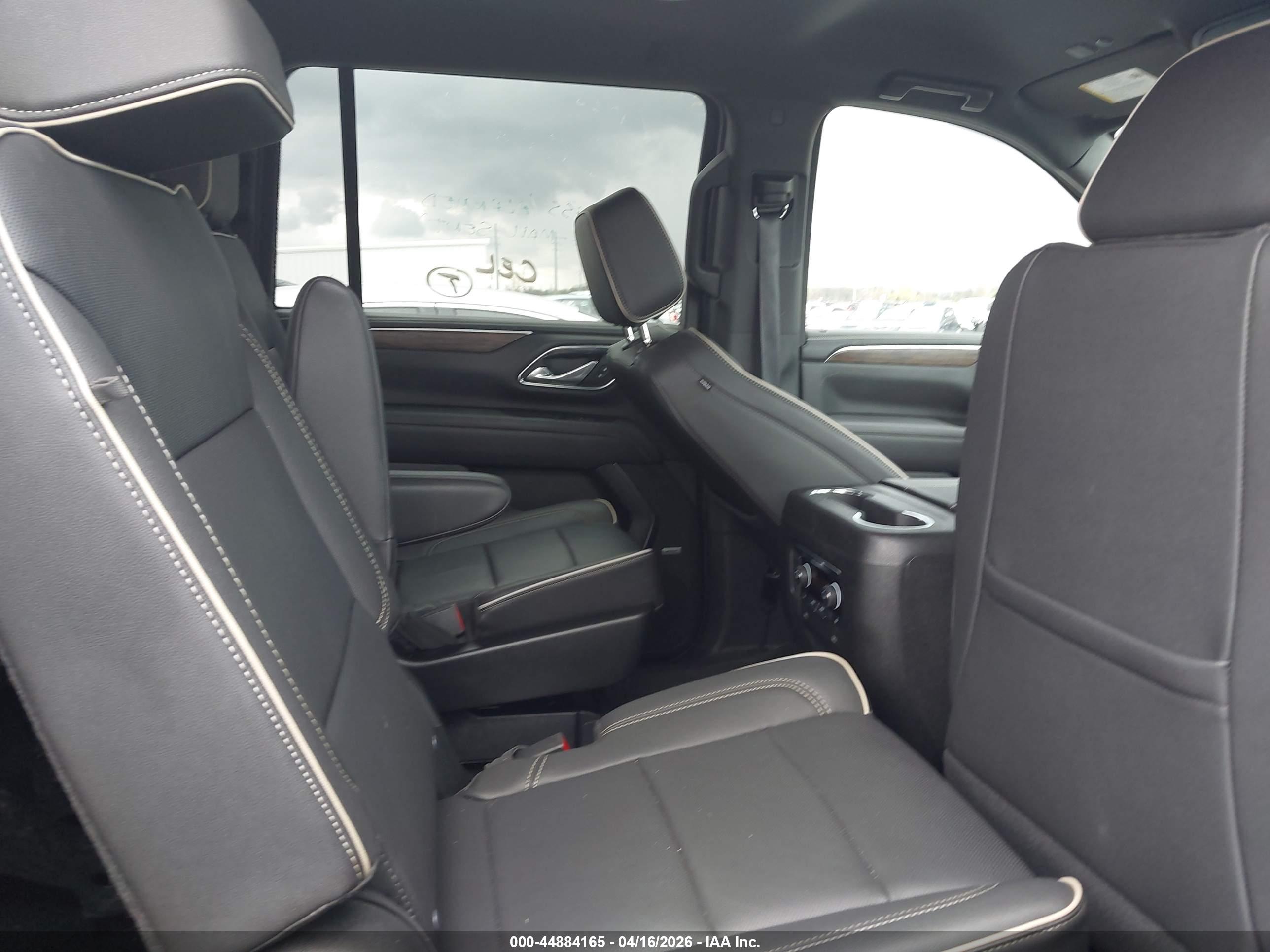 CHEVROLET SUBURBAN image 8