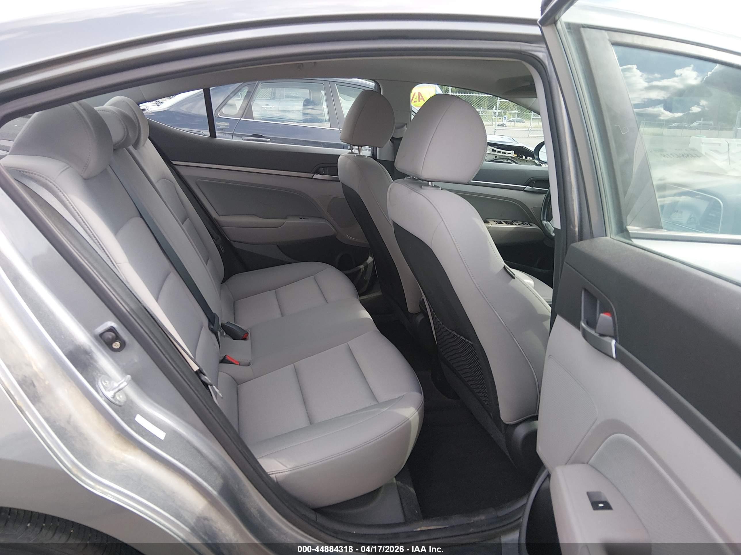 HYUNDAI ELANTRA image 8