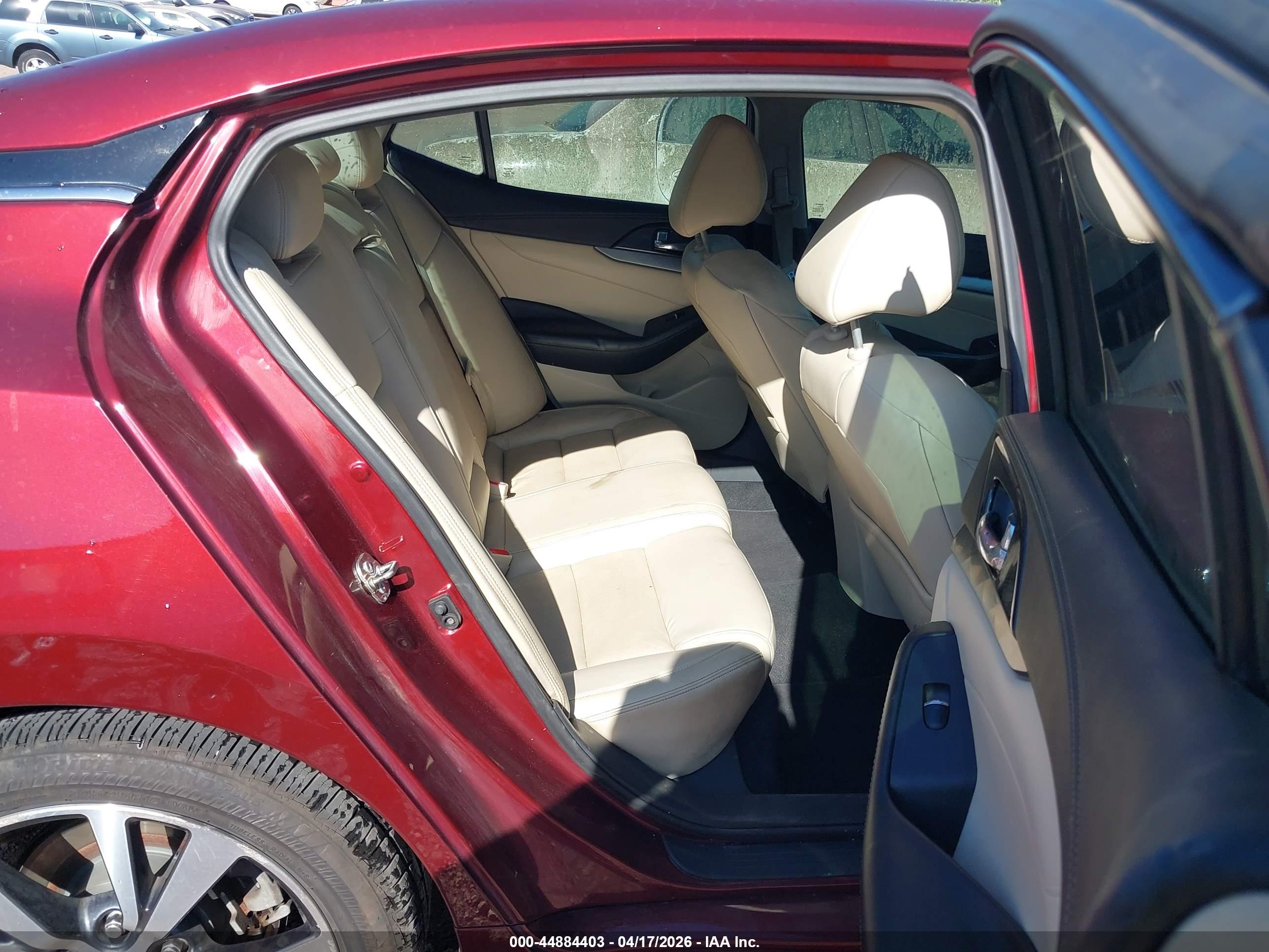 NISSAN MAXIMA image 8