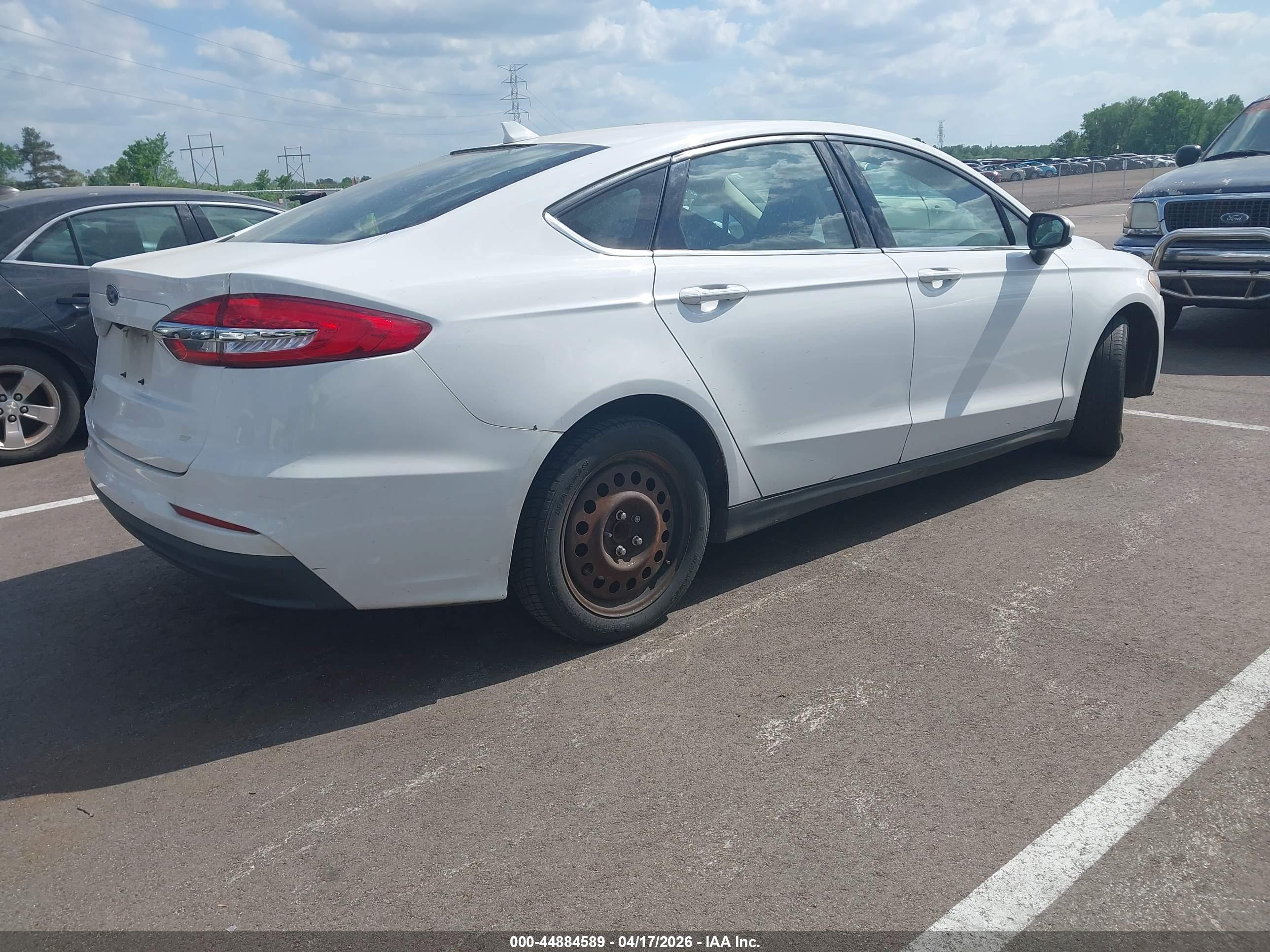 FORD FUSION image 4