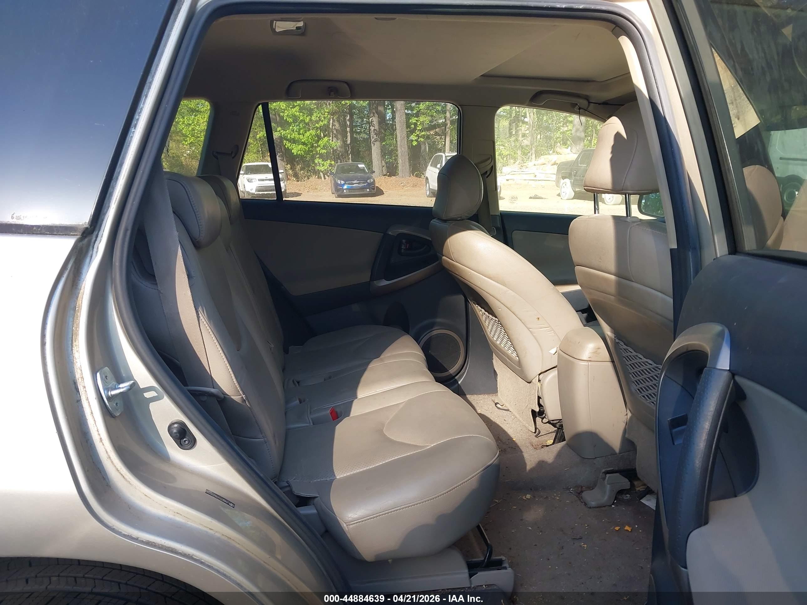 TOYOTA RAV4 image 8