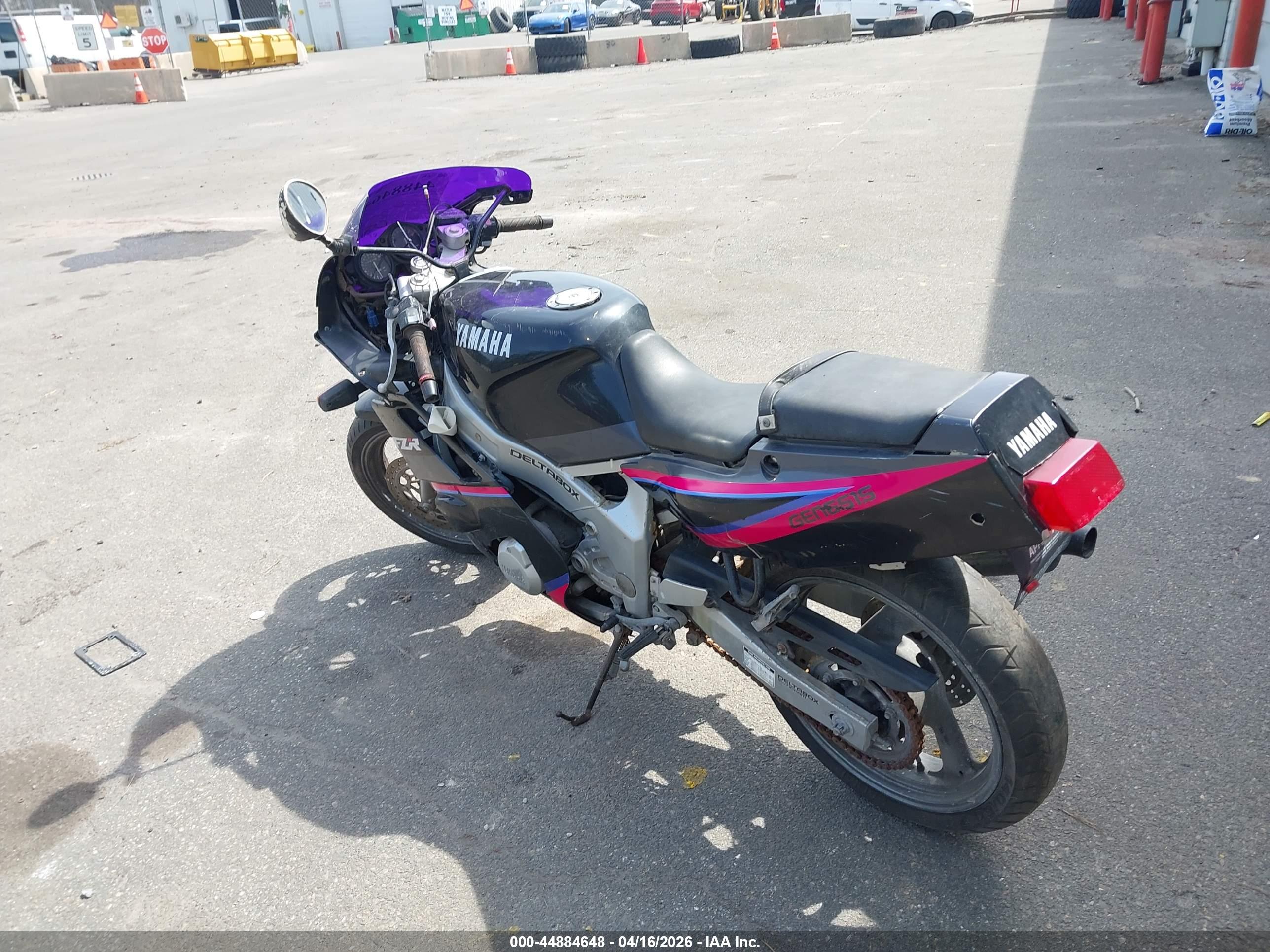 YAMAHA FZR600 image 3